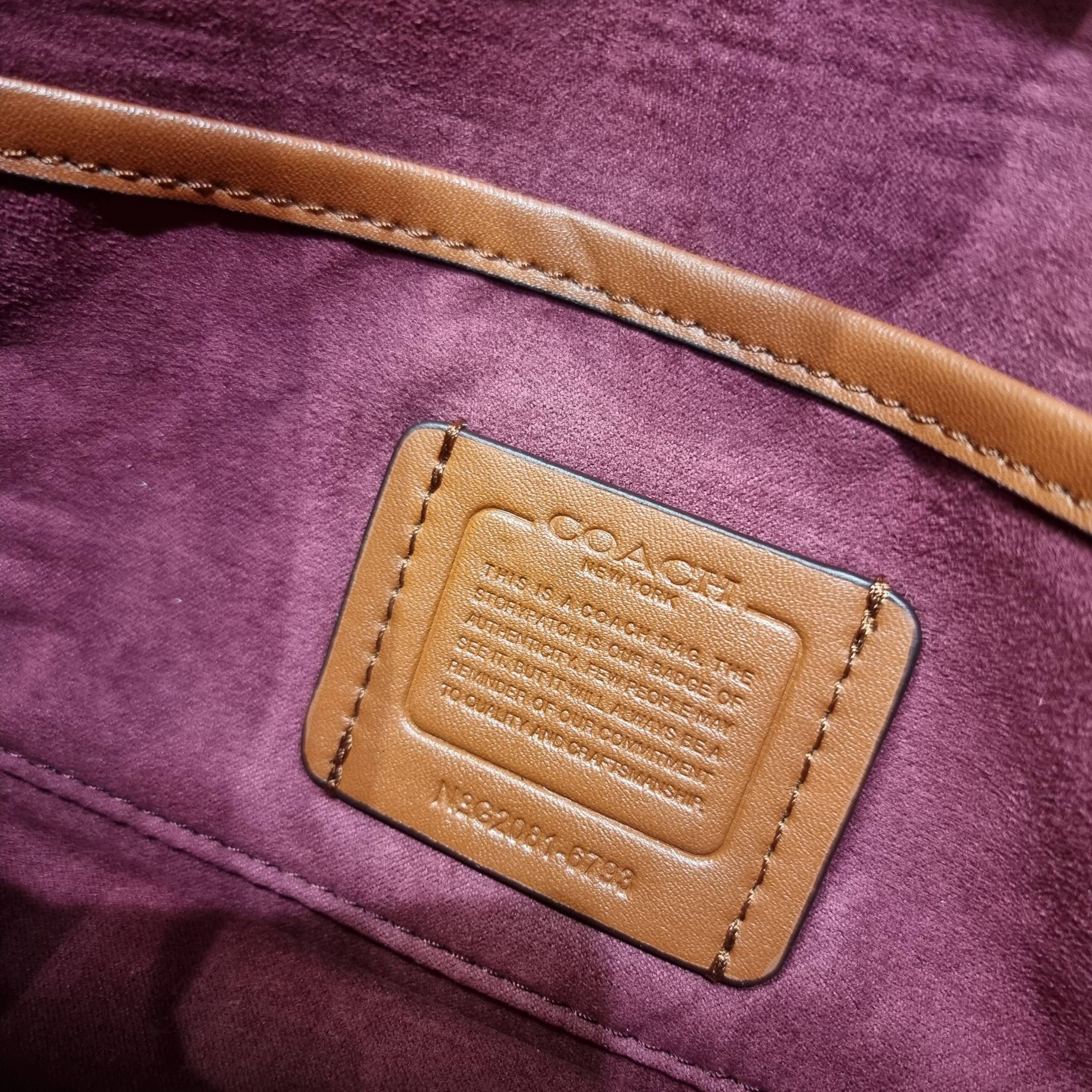 COACH TABBY SHOULDER BAG 26 IN SIGNATURE CANVAS WITH BEADCHAIN (6793,91215) กระเป๋าสะพายไหล่ ดีไซน์วินเทจย้อนยุค สวยคมชัด คลาสสิคใช้ได้ทุกลุค วัสดุหนังแท้สลับหนังแคนวาสเคลือบลาย เปิด-ปิดด้วยแม่เหล็กในตัว รับรองแน่นหนา ด้านหลังมีช่องแยก ภายในเป็นช่องโล่ง ข