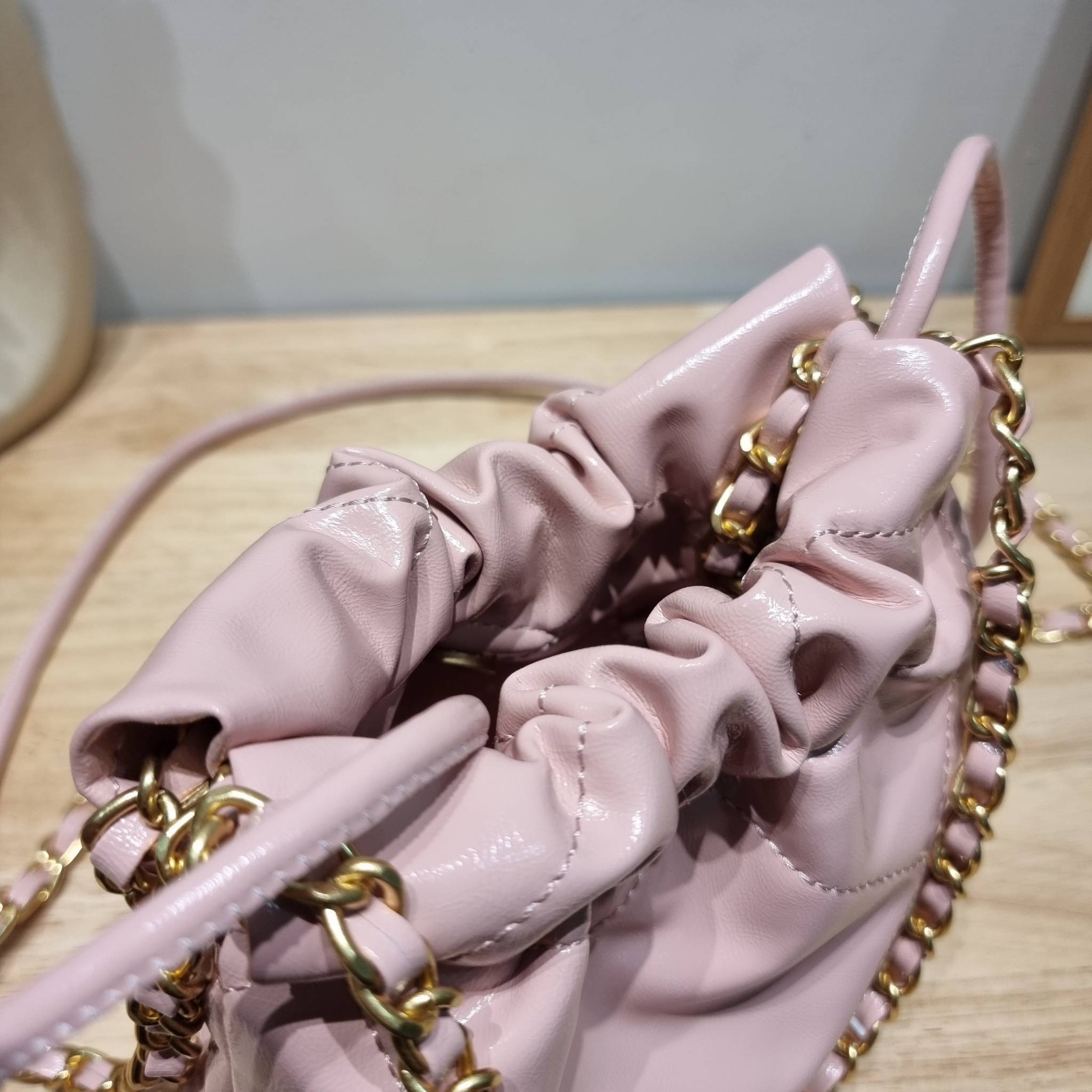 Chanel 22 mini bag / CHANEL 22 MINI HANDBAG พร้อมส่ง 4 สี กระเป๋าสะพาย ดีไซน์เรียบหรู โดดเด่นจากสายสะพายโซ่สีทอง และเหรียญโลโก้ ใช้ได้ง่ายๆไปเลยทุกโอกาส