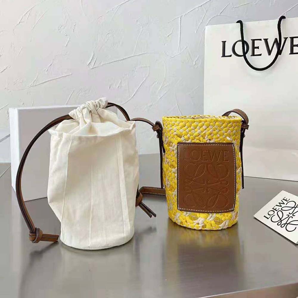 LOEWE Cylinder Pocket in iraca palm and calfskin กระเป๋าสาน สไตล์มินิมอล ไซส์มินิตะมุตะมิ น่ารักไม่ไหว แล้วคือดีต่อใจ แมทช์ง่ายใช้ได้กับทุกลุคค่ะบอกเลย