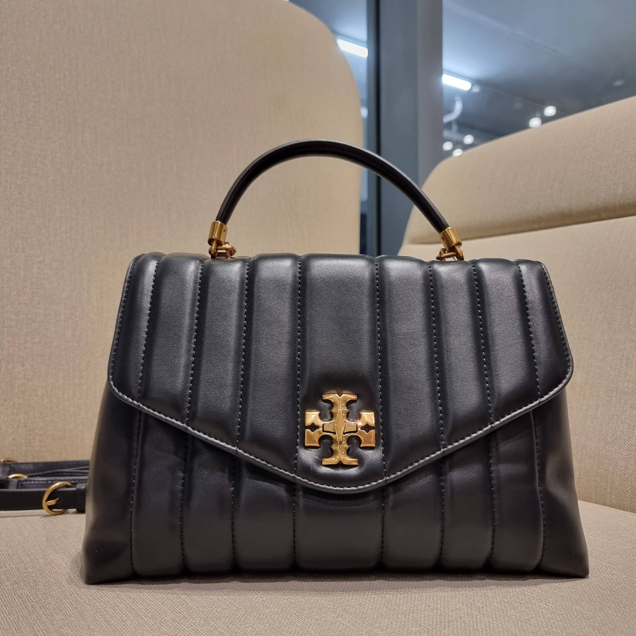 TORY BURCH KIRA QUILTED LARGE SATCHEL ใบใหญ่กับคอลที่ปังไม่ไหว พร้อมเสิร์ฟสีคลาสสิค กระเป๋าถือ/สะพาย ทรงสวย ดูแพง ดูหรู!! หนังแท้ ดีไซน์บุนวม เส้นคมสวย วัสดุหนังแกะ สัมผัสดีงาม นิ่มมือ เปิด-ปิดด้วยอะไหล่บิดล็อค ภายในเป็นช่องโล่ง มีช่องซิป ใส่ของได้แน่นๆ ม