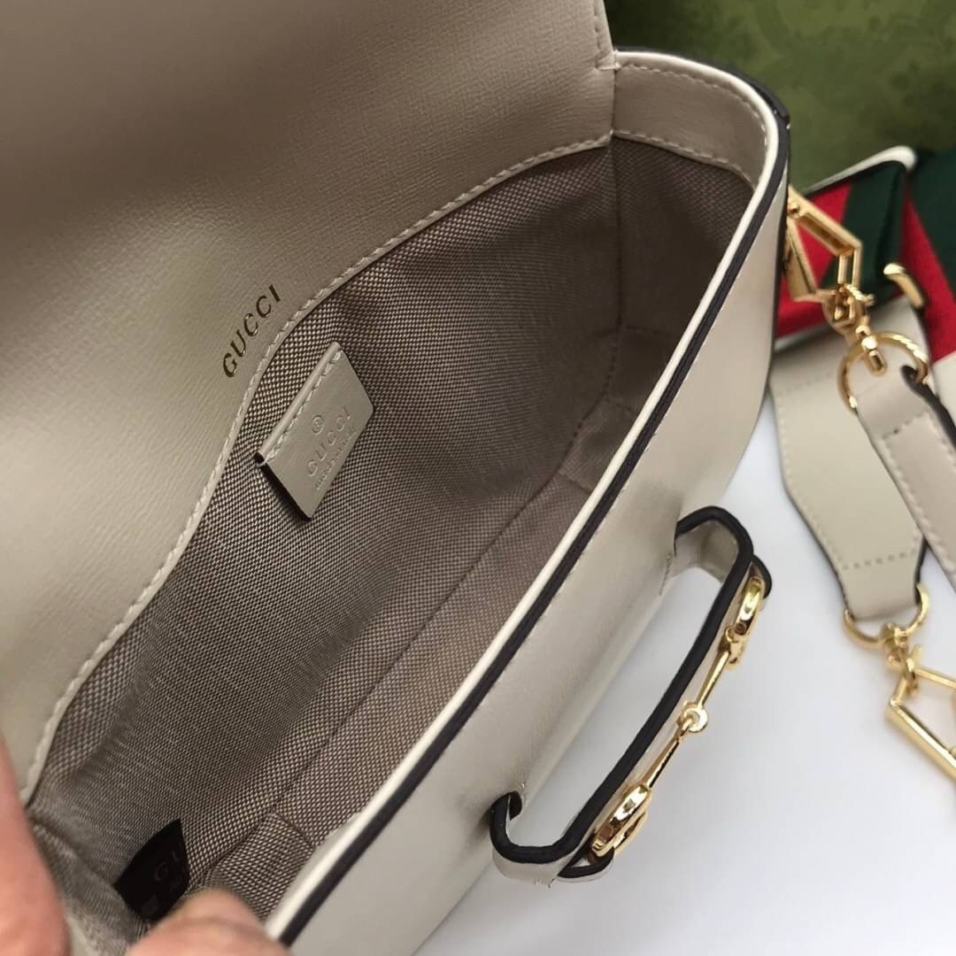 VIP GIFT 】หนังแท้ GUCCI Gucci Horsebit 1955 mini bag ที่สุดของรุ่นที่ฮอตหนักมาก คอลเลคชั่นที่ยอดขายดีตั้งแต่วันแรกที่ลง shop ด้วยรูปทรงที่กะทัดรัด ตอบโจทย์ได้ทุกลุค ทุกไลฟ์สไตล์ ใช้งานได้ง่ายคล่องตัว เรียกได้ว่าใครไม่มีได้ยังไง สวยขนาดนี้!!
