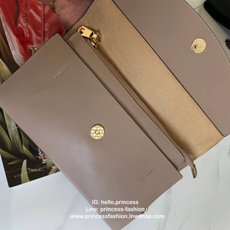 คลัชมาใหม่ สัปดาห์นี้ค่า ‘ Stair ‘ Clutch bag ✔️รอบนี้เข้าเพิ่มอีก 5 ลายเลยน๊า หลังจากปล่อยคอลเลคชั่นแรกออกไปแล้วได้รับความนิยมมากๆ รอบนี้จัดเฉดสีกลางๆ ให้แมทช์ง่ายกับชุดด้วยค่า **หนังวัวแท้ค่า