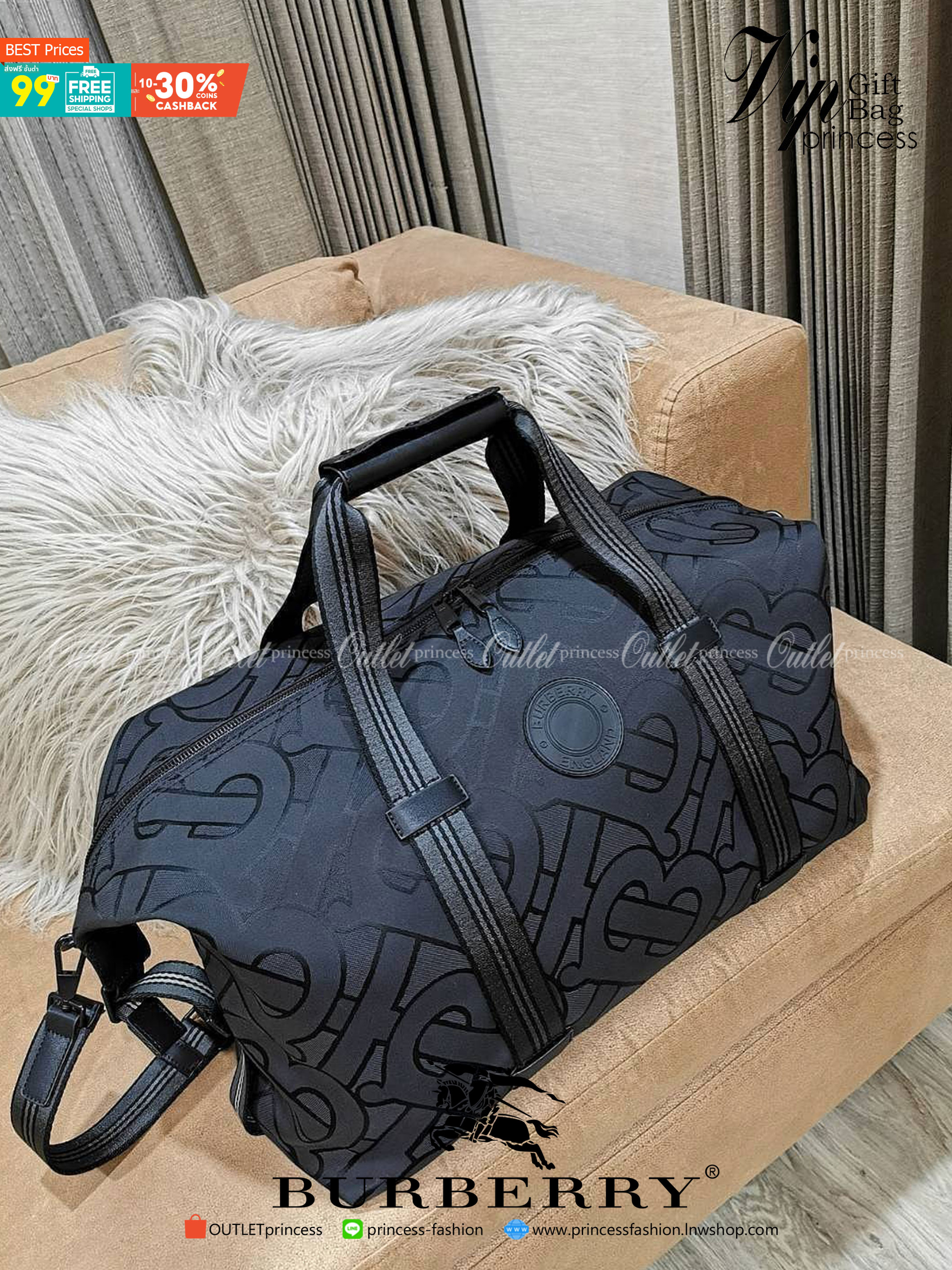BURBERRY FRAGRANCES MONOGRAM TRAVEL BAG GIFT WITH PURCHASE GWP Limited จาก BURBERRY PURFUME COUNTER วัสดุ POLYAMIDE ขึ้นลาย Monogram คอลเลคชั่นล่าสุด ใบใหญ่จุใจแ2ต่น้ำหนักเบา ใส่สัมภาระขึ้นเครื่องเดินทางได้ ใส่เสื้อผ้า รองเท้า เอกสาร A4 iPad Notebookได้ ภ
