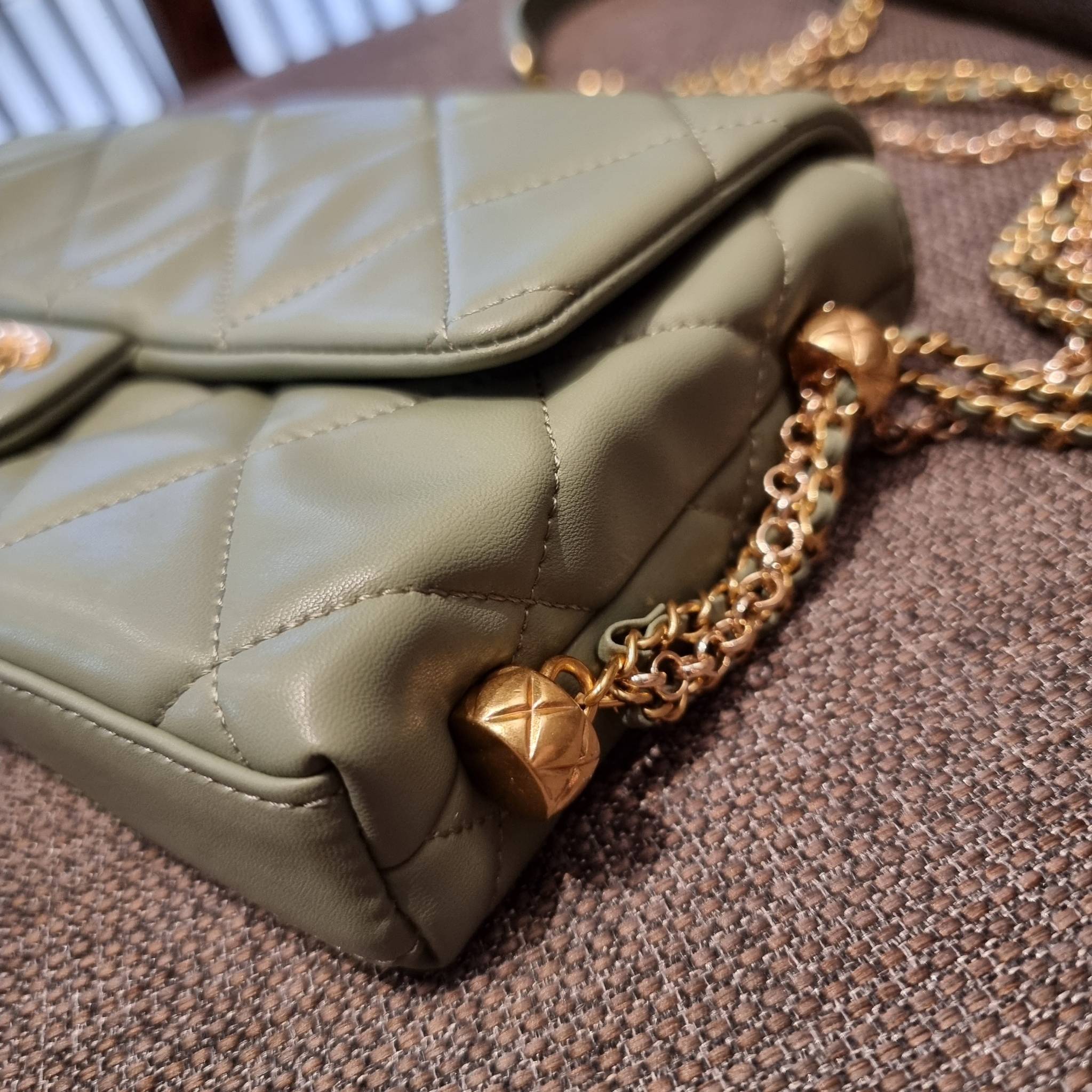 VIP 】สวยหรูพร้อมเสิร์ฟ!! กับไอเท็มสุดเลิฟจาก Chanel กระเป๋าสะพายที่สุดของความคุ้มค่า วัสดุหนังแกะนิ่มเต็มใบ เปิด-ปิดกระเป๋าด้วยตัวบิดล็อค ภายในกระเป๋าบุผ้าสวยหรู มีช่องโล่งกว้างจุของได้สบาย ใส่โทรศัพท์ กระเป๋าสตางค์ได้ มีช่องซิป 1 ช่อง ช่องย่อย 1 ช่อง ดีเ