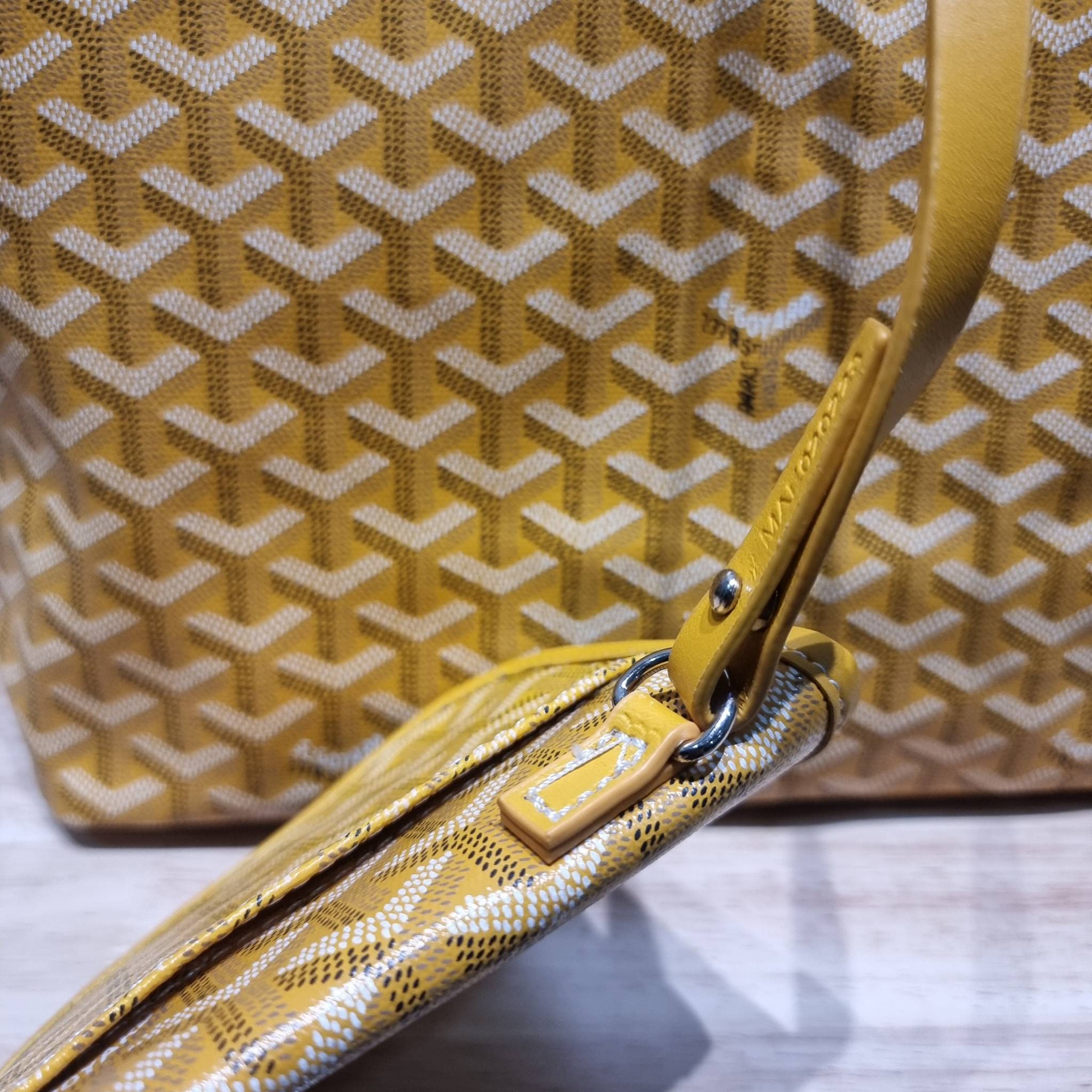 GOYARD BOHEME HOBO BAG / GOYARD HOBO กระเป๋าสะพายทรงโฮโบ ใบใหญ่จุใจ!! มาครบสีขายดี เลิศทุกสี รูปทรงคลาสสิค ดีไซน์เป็นเอกลักษณ์ วัสดุหนังแคนวาสพิมพ์ลายสวยคม ปากกระเป๋ามีซิปเปิด-ปิดกันของหล่นได้ ภายในโล่งกว้างมาก มาพร้อมสายคล้องในตัว ทนทาน สะพายสวยๆได้ทุกวั