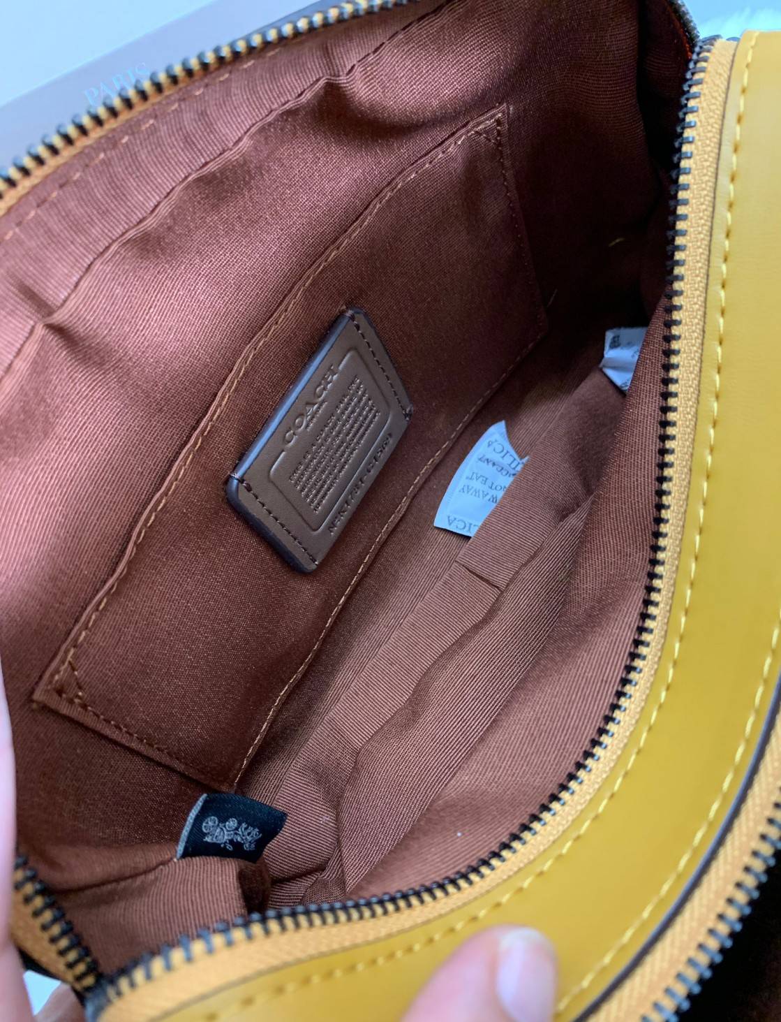 COACH C1569 JES CROSSBODY WITH LINEAR QUILTING ใหม่ล่าสุด!! กระเป๋าสะพายข้าง รุ่น 2 ซิป ใบใหญ่จุใจ ดีไซน์ใหม่ เพิ่มลูกเล่นให้ดูหรูหรายิ่งขึ้น วัสดุหนังสังเคราะห์บุเป็นลายเส้นสวยงาม เปิด-ปิดด้วยซิป 2 ช่องหลัก ใช้งานง่าย ทรงสวยมากๆรุ่นนี้ มาพร้อมสายสะพาย cr