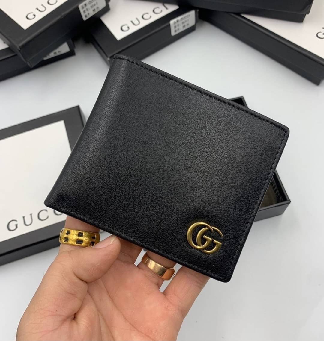 หนังแท้ GUCCI Men Short Wallet รุ่นใหม่ล่าสุด!! หนังสวยเริด ดีงามมากค่าาา กระเป๋าสตางค์ใบสั้น ดีไซน์ใหม่ สวยดูหรู ถือใช้กำลังเหมาะมือ ใส่บัตรได้เยอะ ใส่ธนบัตรได้ทุกชนิด มาครบ set พร้อมส่ง!! เป็นไอเท็มที่หนุ่มๆต้องมีจริงๆจ้า 😎😎