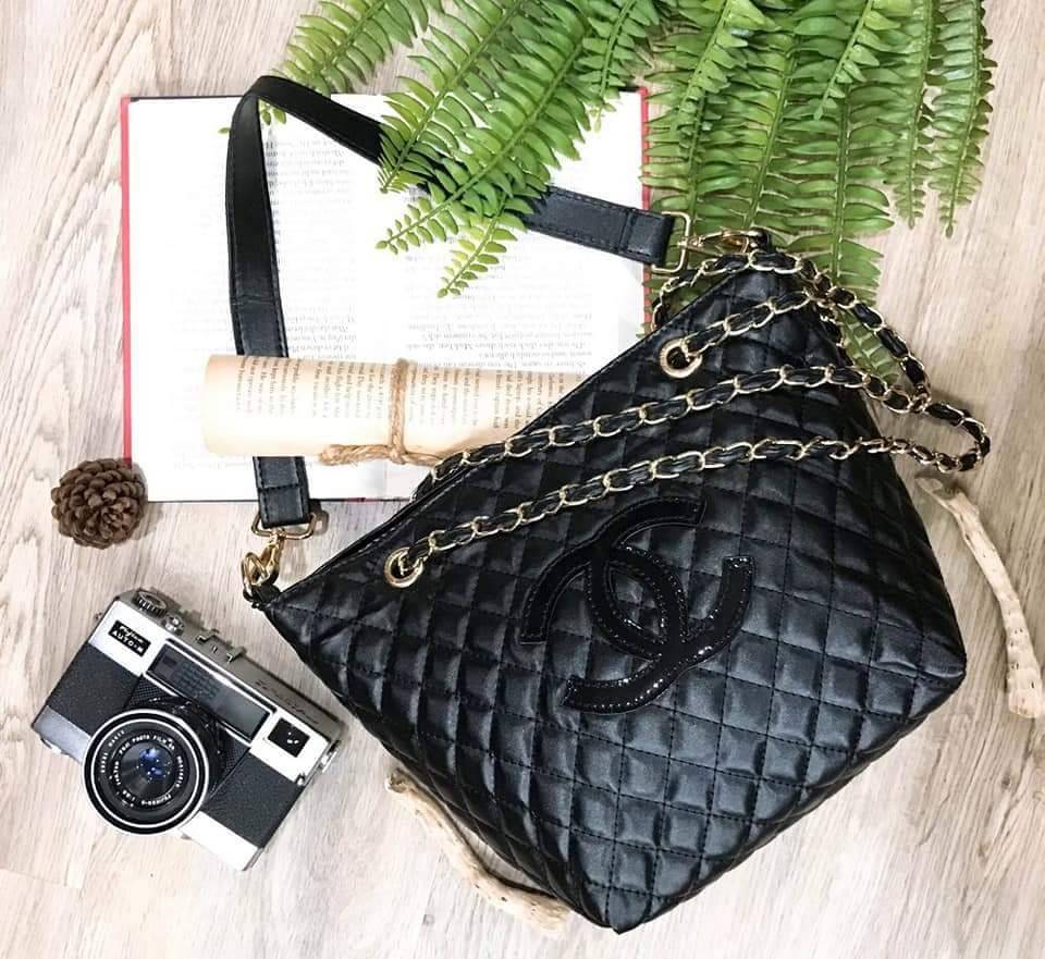 Chanel GWP Tote Bag With Chain New arrival! กระเป๋าสะพายทรง Tote VIP Gift With Purchase รุ่น Limited Edition VIP gift ของแท้จาก Chanel Perfume Counter วัสดุหนังเรียบลายตาราง ขนาดกำลังดี น้ำหนักเบา ด้านหน้ามีโลโก้ เปิดปิดด้วยกระดุมแม่เหล็ก ภายในมีโลโก้ และ
