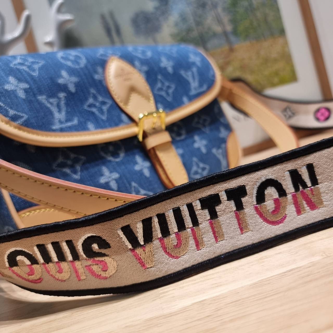LV diane monogram denim bag กระเป๋ามัลติฟังก์ชั่น ดีไซน์ใหม่ ออกมาได้น่ารักน่าใช้มากๆ สียีนส์สวยมีเสน่ห์ มีสายมาให้ถึง 2 แบบ สายหนังคล้องไหล่ได้ ปรับสะพายข้างได้ และสายสปอร์ตครอสบอดี้ได้