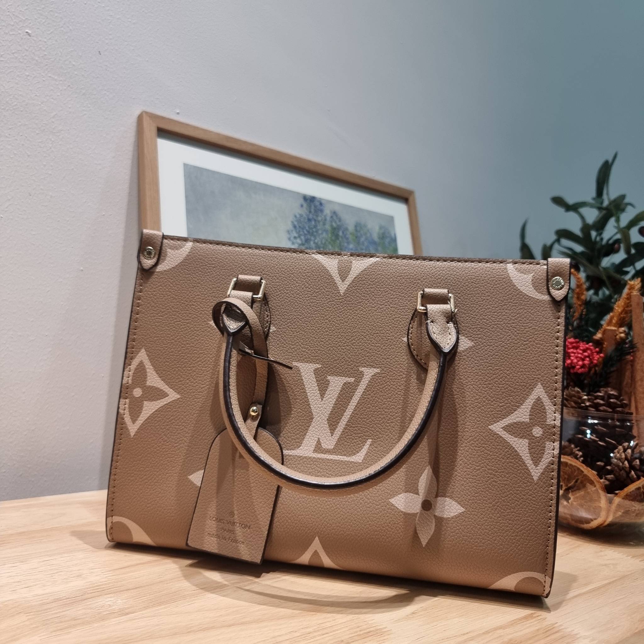 LV Onthego / LV crossbody tote bag กระเป๋าทรงโท้ทเวอร์ชั่นดั้งเดิม ที่คลาสสิค ผู้ดี หรูหรา โทนสีใช้งานง่าย ได้ทุกลุค ทุกสไตล์ วัสดุหนังลูกวัว ผิวลายเกรน มาพร้อมหูจับในตัว คล้องแขนก็ดูแพง หรือจะเกี่ยวสายครอสสะพายก็อัพลุคได้เลย ภายในโล่งกว้างมาก มีอะไหล่เกี