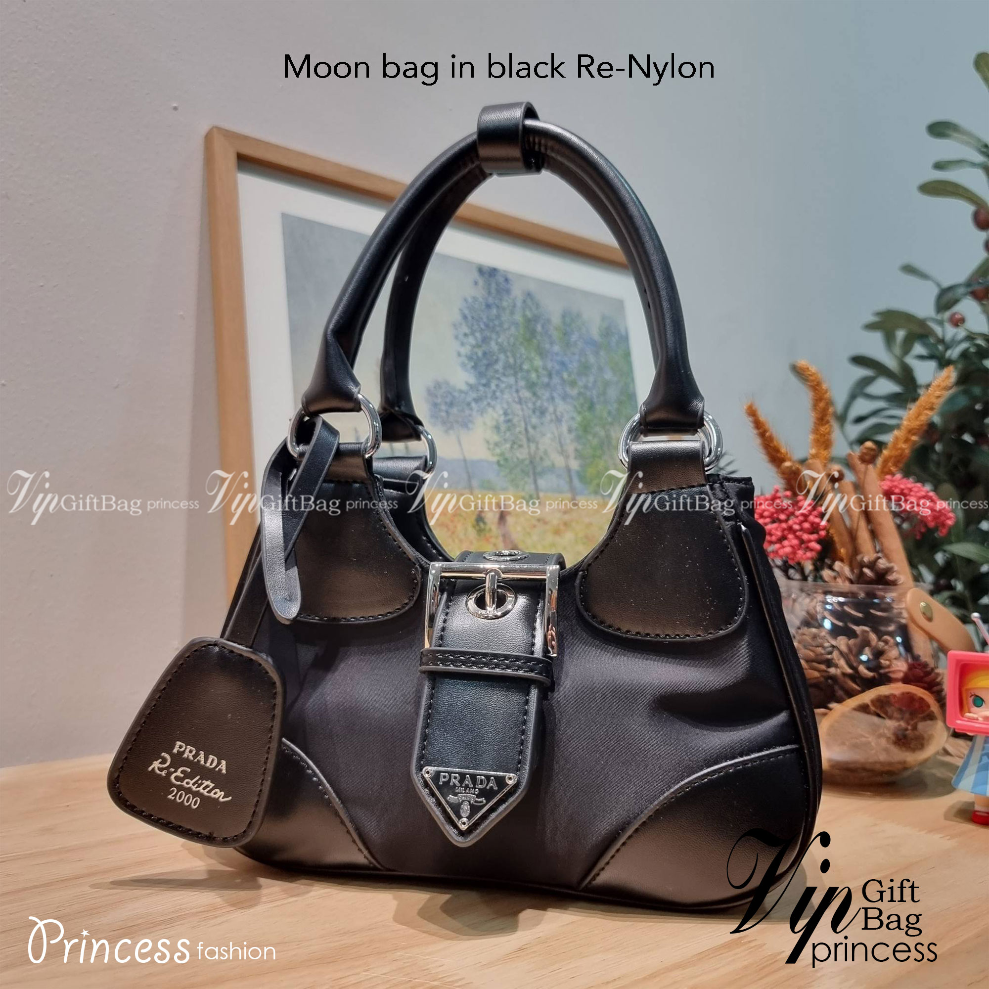 Prada Moon bag / PRADA RE-NYLON AND LEATHER MOON PADDED BAG ใหม่ล่าสุด กับคอลที่ใครๆเห็นก็ต้องรัก ขนาดกำลังน่ารัก ดีไซน์สวยดุ และยังดูแพงได้อีก