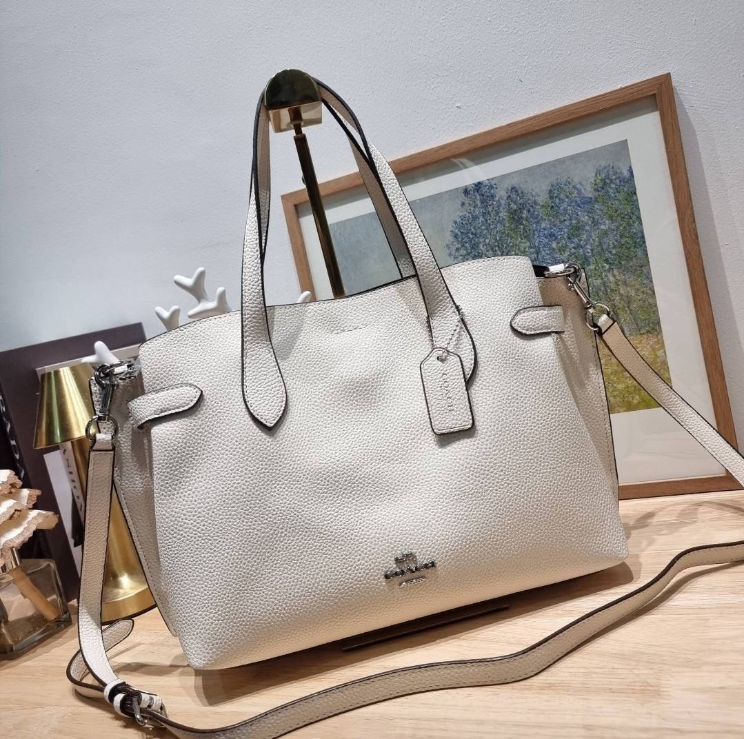 COACH HANNA CARRYALL IN SIGNATURE CANVAS / CH187 / CH195 / CH542 น้องใหม่ เรียบหรู ดูแพง กับกระเป๋าถือ/สะพายทรงสวย คงความคลาสสิค ดีไซน์ตกแต่งสายคาดจับจีบข้างกระเป๋าเพิ่มดีเทล มาพร้อมหูจับในตัว