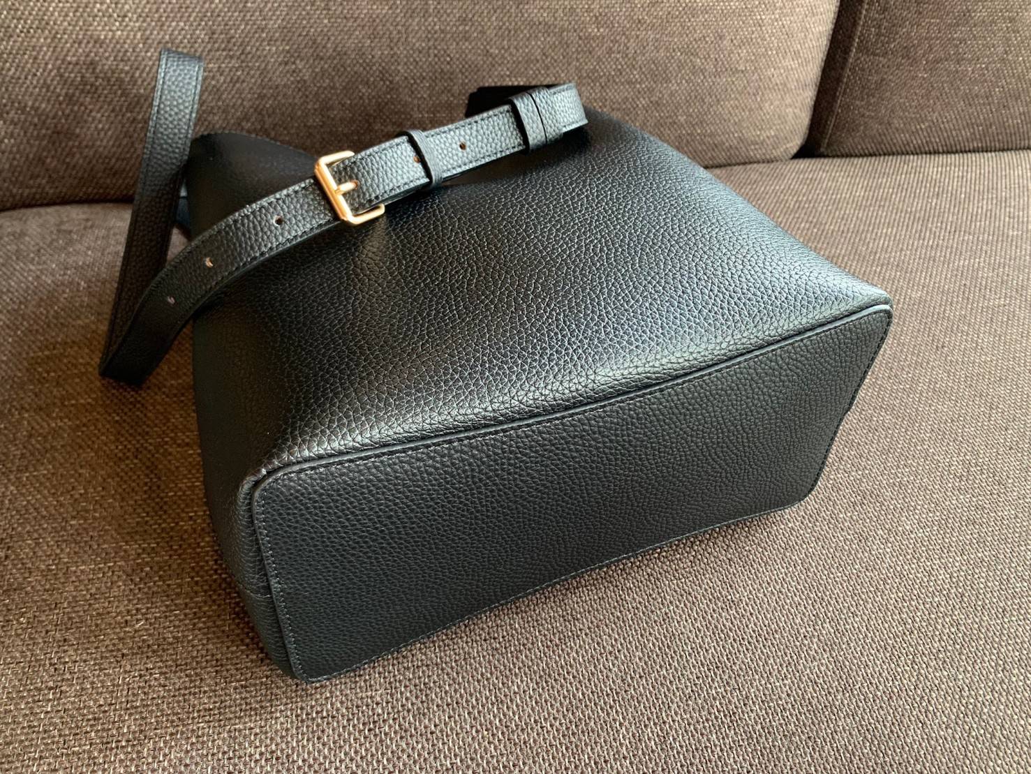 ถังใหญ่พร้อมส่งแล้วค่าา ห้ามพลาด❗️ COACH TOWN BUCKET BAG((91122)) 📣พร้อมส่ง ไซด์ที่สาวๆรอคอยค่ะ! ✔️กระเป๋าทรงถังใบใหญ่ สุดฮิตอีกรุ่นที่สาวๆต้องมีติดตัว ✔️หนังแท้ หนังจริงสวยมาก นิ่มมือดีด้วยนะคะ