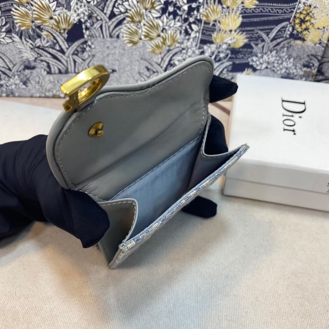 VIP 🥂DIOR Wallet Saddle Lotus / Dior tri-fold wallet กระเป๋าสตางค์ 3 พับทรงตั้ง มีช่องใส่เหรียญ ใส่การ์ด ใส่ธนบัตรได้ ครบเลยค่ะ วัสดุหนังแท้ และผ้า Jacquard อย่างดี ทอสวยงาม ผสมผสานความสง่างามและคลาสสิกที่เข้ากับยุคสมัย ภาพสินค้าถ่ายจากงานขายจริง 