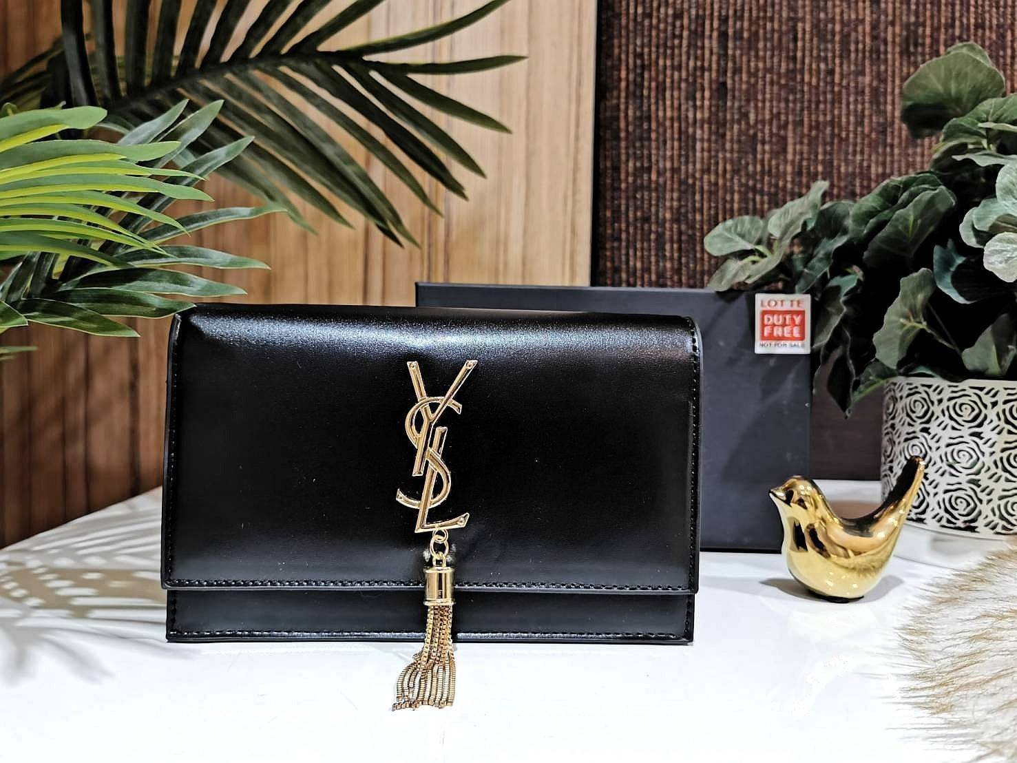 VIP 】YVES SAINT LAURENT YSL BAG VIP GIFT WITH PURCHASE GWP พรีเมี่ยมกิ้ฟ Limited จาก YSL DUTY FREE COUNTER ดีไซน์ทรงสี่เหลี่ยมหนังเรียบสวยอยู่ทรงเปิดปิดด้วยฝาปิดกระดุมด้านหน้าประดับโลโก้แบรนด์อะไหล่ทองพร้อมโซ่ห้อยฟรุ้งฟริ้ง ภายในโล่งสามารถใส่มือถือ กระเป๋