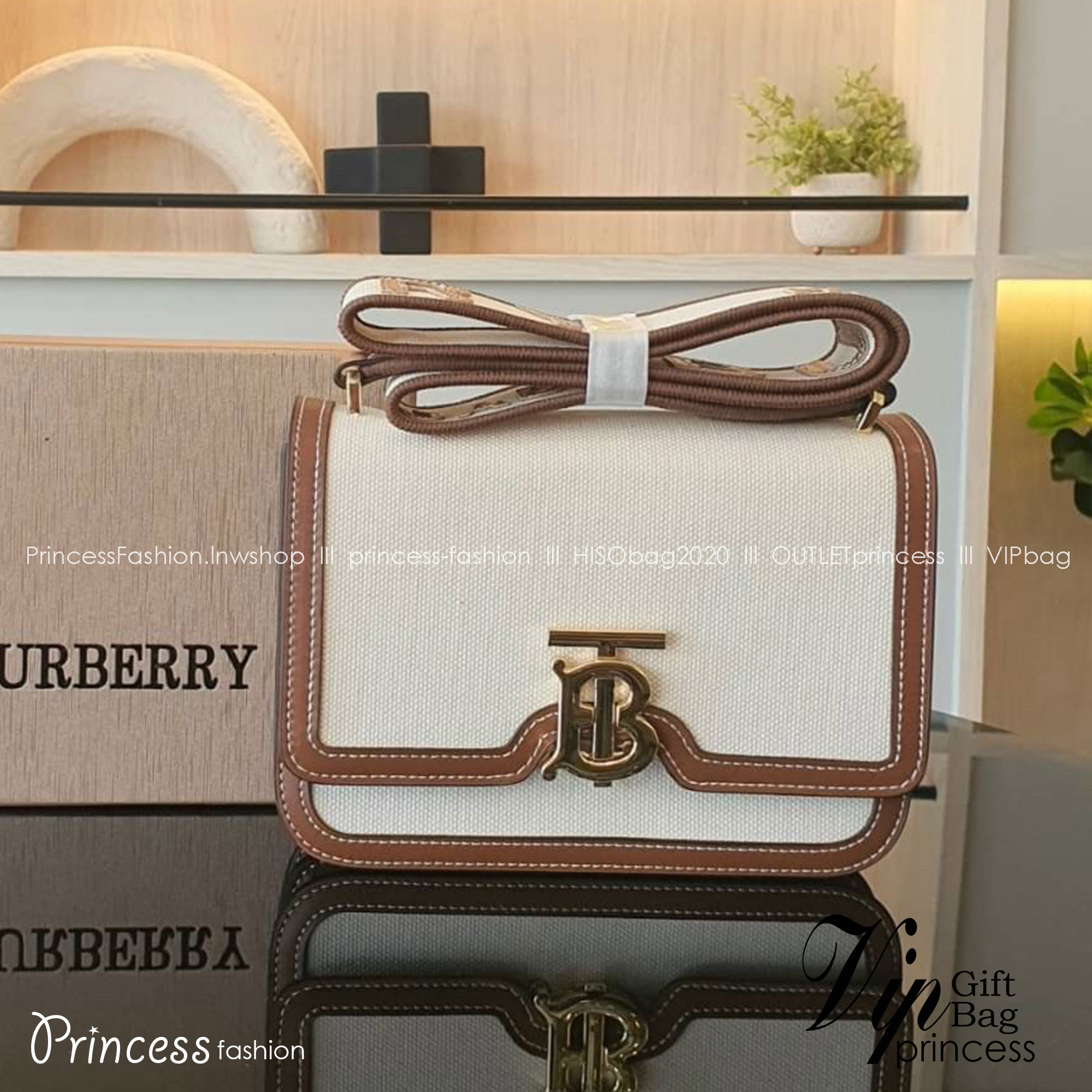 BURBERRY FRAGRANCES CROSSBODY BAG / BURBERRY FRAGRANCES QUITED LAMBSKIN BAG ตัวกระเป๋าเป็นผ้าตัดหนังแท้ Lambskin นิ่มสวยหรูดูดี เปิดปิดด้วยฝาปิดสัญลักษณ์รูปตัวB ภายในโล่งกว้าง