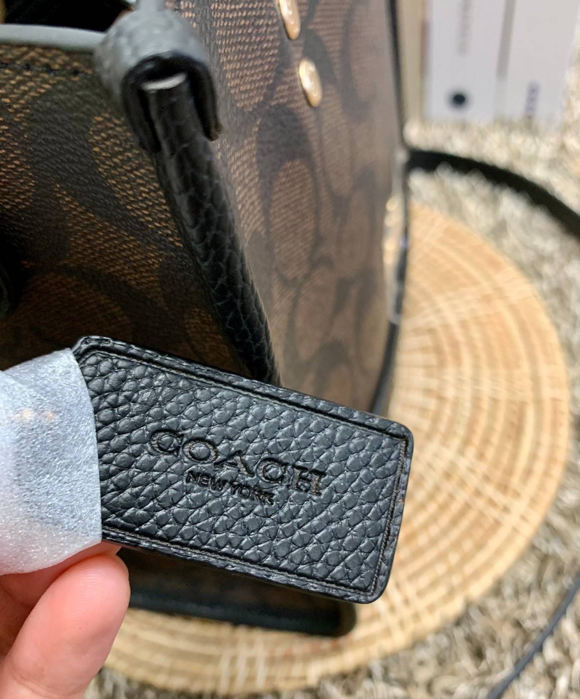 น่าใช้มากๆ สวยเกินราคาไปเลยจร้าา😘 COACH FIELD TOTE 22 SMALL BAG ((C5122)) พร้อมส่งความสวยที่ไทยค่ะ! กระเป๋าหิ้วหรือสะพายข้างได้ หนังแท้นิ่ม ใบจริงสวยมากๆเลยค่ะ ปากกระเป๋าแบบกระดุมแม่เหล็ก ภายในกว้างใส่ของจำเป็นของสาวๆได้เยอะเลย มีช่องซิปและช่องเล็