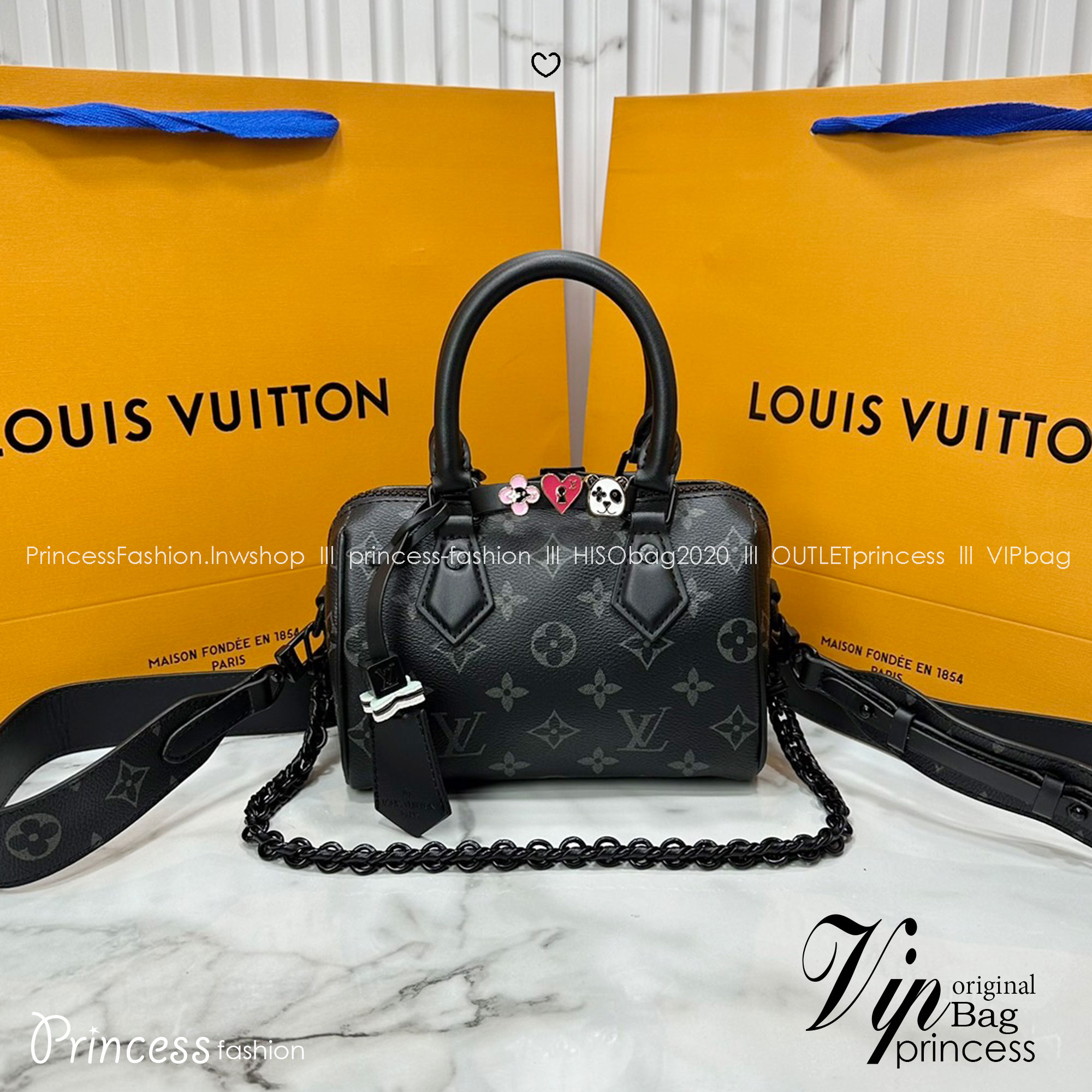 LV Speedy Bandoulière 7" Bicolor Monogram Bag / LV Keepall Bag น้องกระเป๋าทรงหมอนไซส์มินิน่ารัก ดีไซน์น่าใช้มากๆ โทนสีใหม่สวยคลาสสิค รูปทรงโดดเด่น ภายในเป็นช่องกว้าง มาพร้อมสายสะพาย ใบจริงสวยเกินเบอร์!! ไม่ผิดหวังจ้า