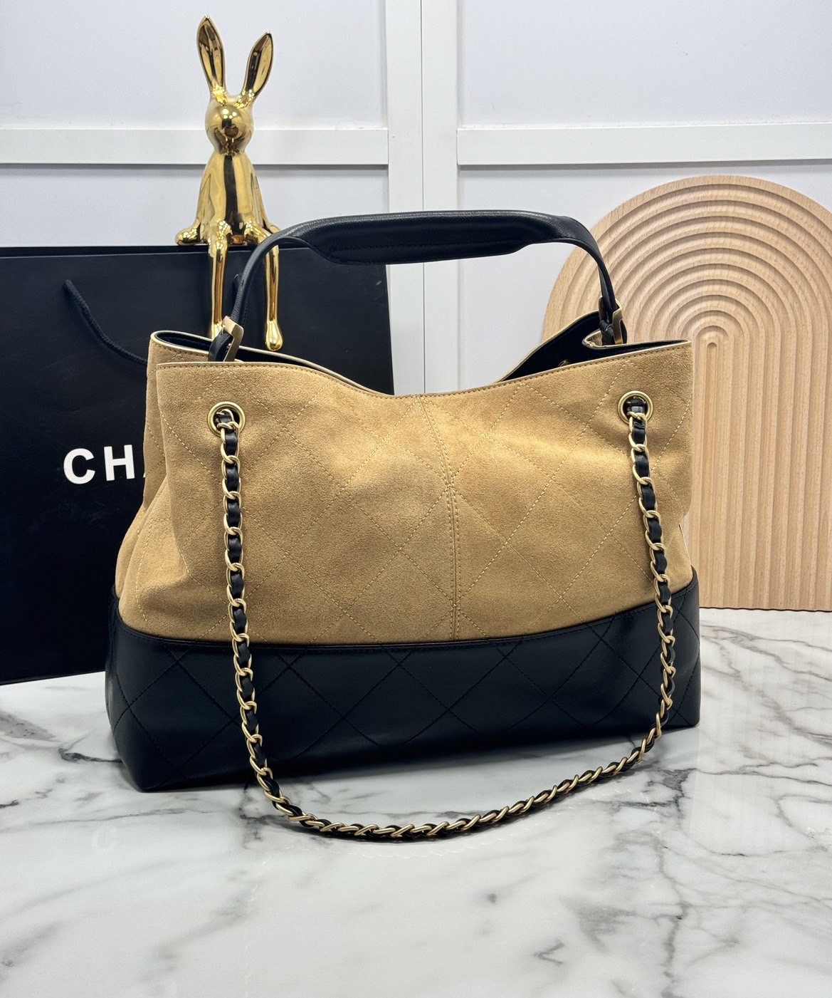 ORI หนังแท้ | CHANEL Shopping Bag 25A Suede Bag กระเป๋าช้อปปิ้งทรงโท้ทหนังกลับสีทูโทน ในคอล Métiers Dart 2024/25 ดีไซน์ใหม่หนังกำมะหยี่โทนน้ำตาล ใช้งานง่าย สวยหรูดูแพง