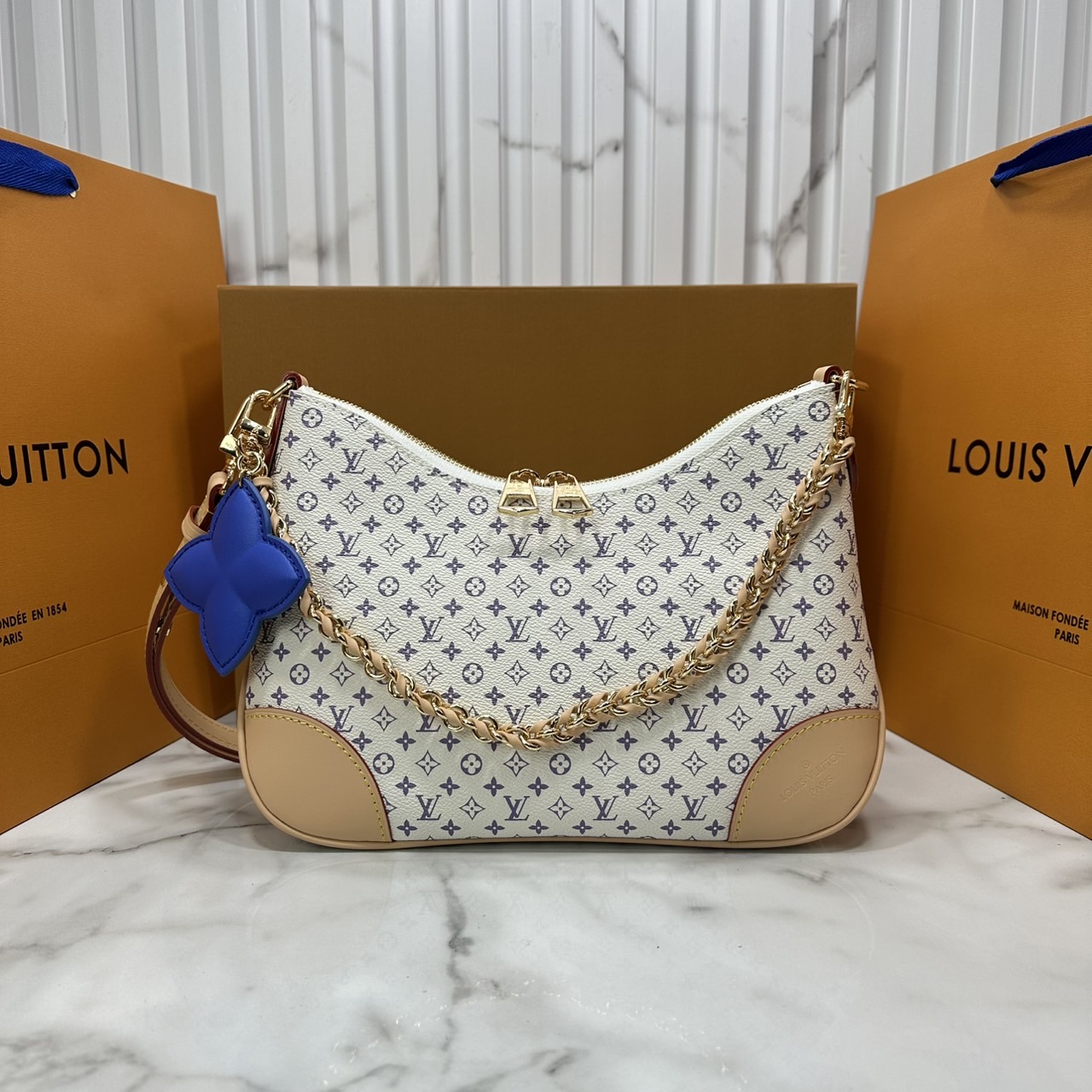 ORI หนังแท้ | LV Boulogne PM bag กระเป๋าสะพายทรงโฮโบ ดีไซน์อเนกประสงค์จาก Monogram แคนวาสคลาสสิก มีสายสะพายแบบถอดออกได้ เลือกสะพายเฉียง สะพายไหล่แบบสายยาว หรือสะพายไหล่แบบสายสั้นได้ตามต้องการ เมื่อถอดสายออก