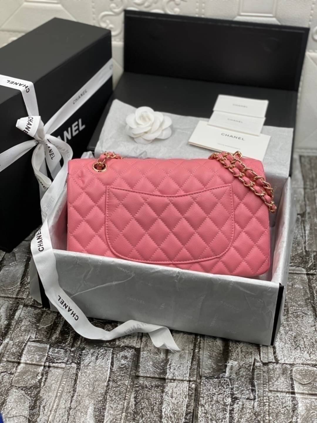 หนังแท้ CHANEL Classic Caviar 25cm กระเป๋าสะพายคลาสสิก หนังแกะและโลหะสีทอง ภาพสินค้าถ่ายจากงานขายจริง ใช้งานต่างประเทศได้