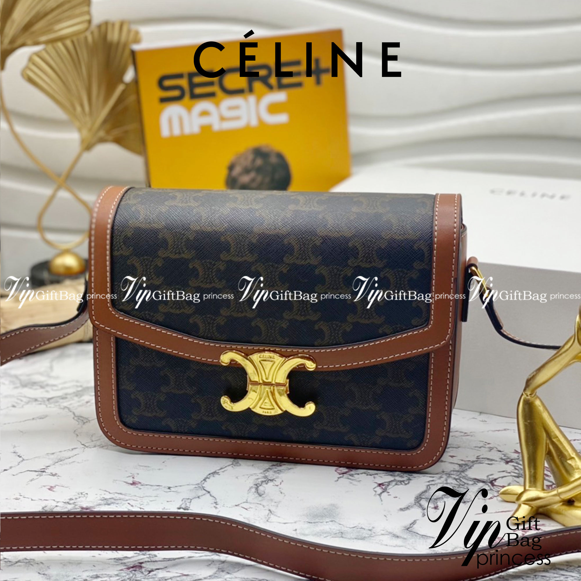 หนังแท้ CELINE MEDIUM TRIOMPHE BAG IN TRIOMPHE CANVAS AND CALFSKIN / CELINE TEEN สาวๆที่กำลังมองหากระเป๋าน่ารักเอาไว้ใช้ในวันสบาย ๆ แต่ไม่รู้เลือกกระเป๋า Celine รุ่นไหนดี แนะนำรุ่นนี้เลยคะ เป็นกระเป๋าสะพายข้างขนาดกำลังดี สวยแบบคลาสสิก หรูหราด้วยแคนวาสเคลื