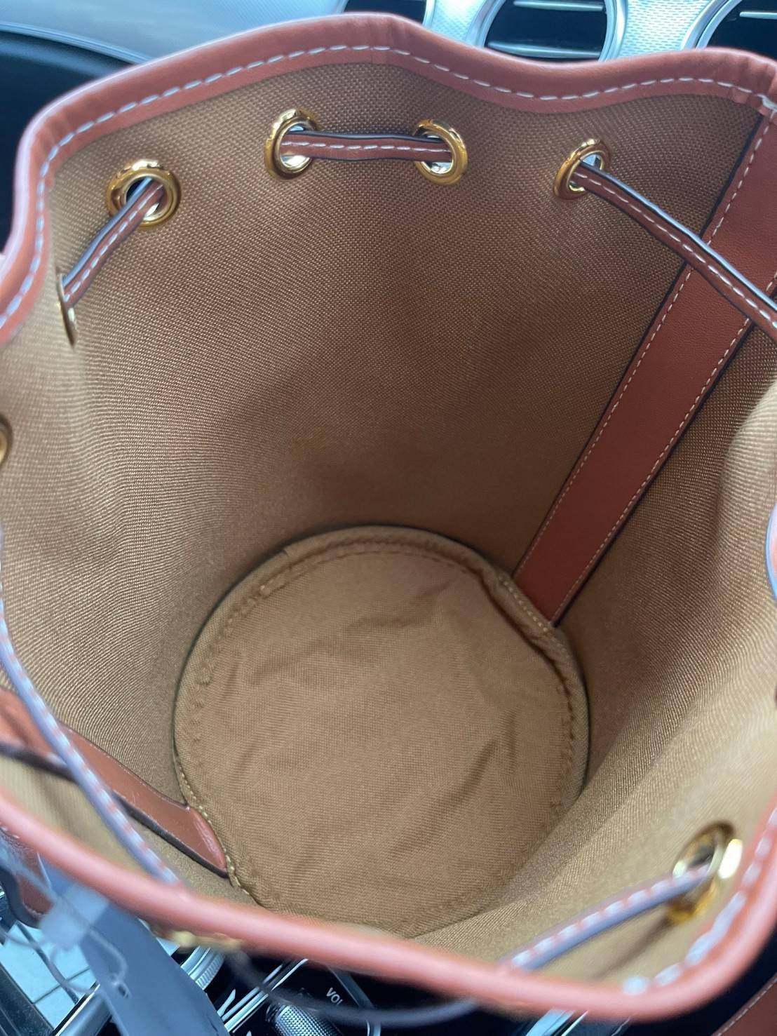 CELINE SMALL DRAWSTRING BAG IN TRIOMPHE ในรุ่นนี้ได้รับคำชื่นชมจากแฟชั่นกูรูทั้งหลาย เนื่องจากมีรูปทรงที่สุดแสนจะเรียบง่าย มีช่องใส่ของที่กว้าง ตัวกระเป๋าเป็นแบบหูรูด ช่วยให้เปิด-ปิดง่าย สะดวกต่อการใช้งาน สายสะพายปรับความยาวได้ตามความเหมาะสม โลโก้บนรอบตัว