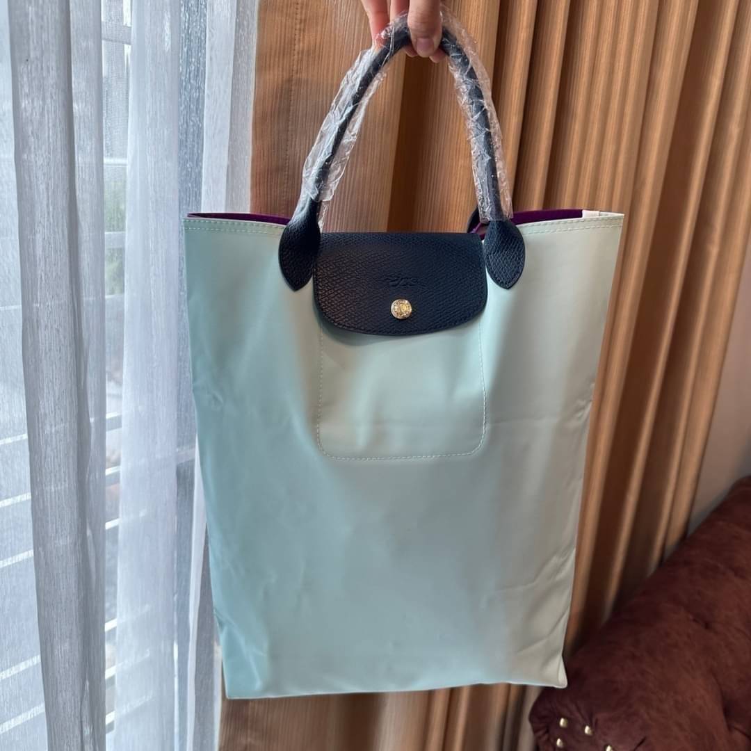LONGCHAMP LE PLIAGE RE-PLAY TOP HANDLE BAG สินค้ารุ่นลิมิเต็ด collection สุดปัง ซื้อใบเดียวเหมือนได้2 ใบ กระเป๋าสะพายแนวตั้งที่กว้างขวาง มีเอกลักษณ์เฉพาะตัวแต่มีดีไซน์ที่น่าดึงดูด