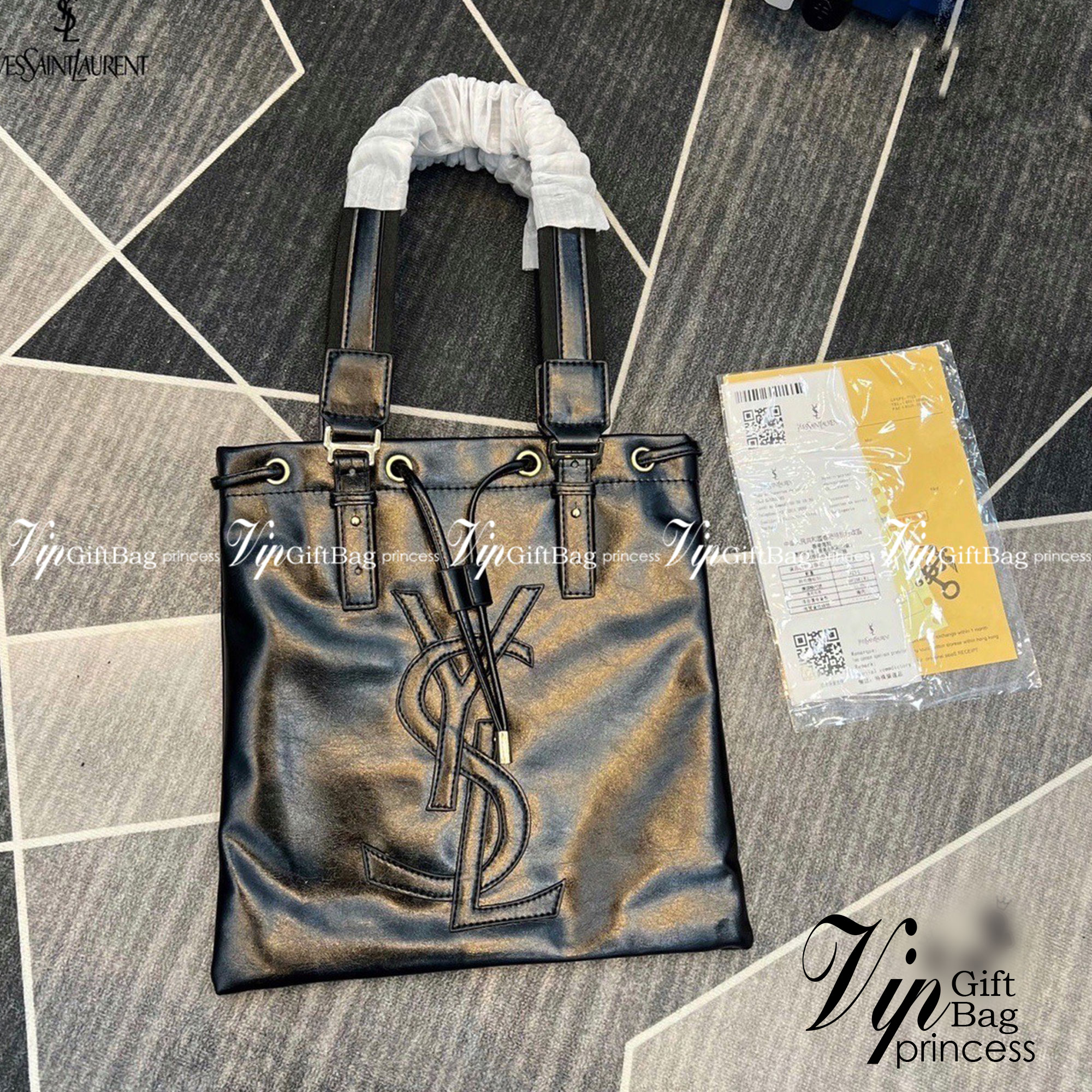 YSL shopper tote leather drawstring closure กระเป๋าทรงชอปปิ้ง มาใหม่ หนังสวย ผูกด้วยสายหนัง โดดเด่นด้วยโลโก้ด้านหน้า มีให้เลือก 2 สี 2 ขนาด ภายในโล่งกว้างมาก ใช้งานง่าย สะดวกสุดๆ