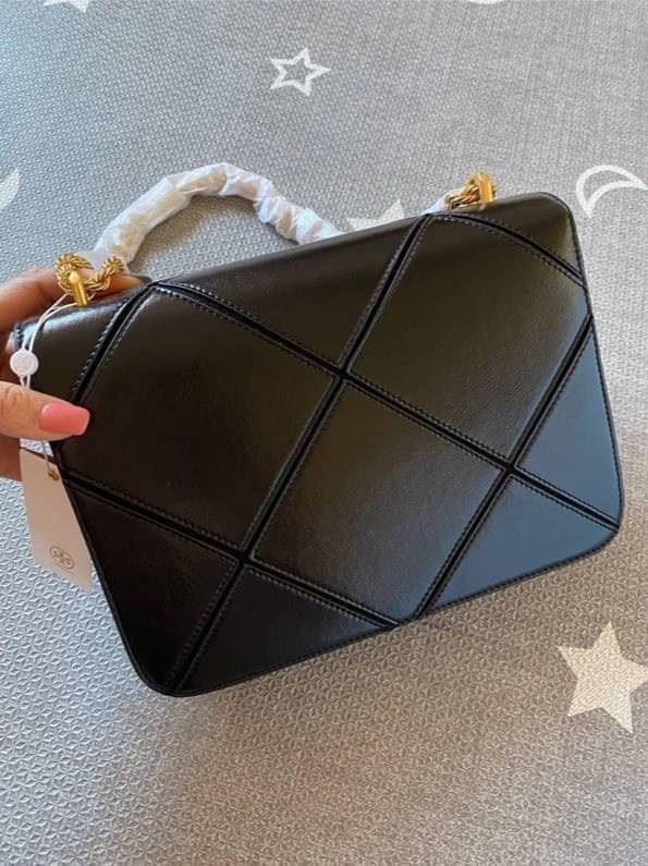 สวยจริงคุณภาพสูง ไม่จกตาค่ะ!! TORY BURCH ELEANOR QUILTED CONVERTIBLE SHOULDER BAG ((73590)) พร้อมส่งที่ไทย ใครรออยู่ห้ามพลาด จำนวนจำกัดค่ะ!! อีกรุ่นที่น่าครอบครองมากๆค่ะ😘 กระเป๋าสะพายข้างและทบสายเป็นคล้องไหล่ได้ หนังแท้ชั้นดีที่สุด ทำลายเหลี่ยมตัด