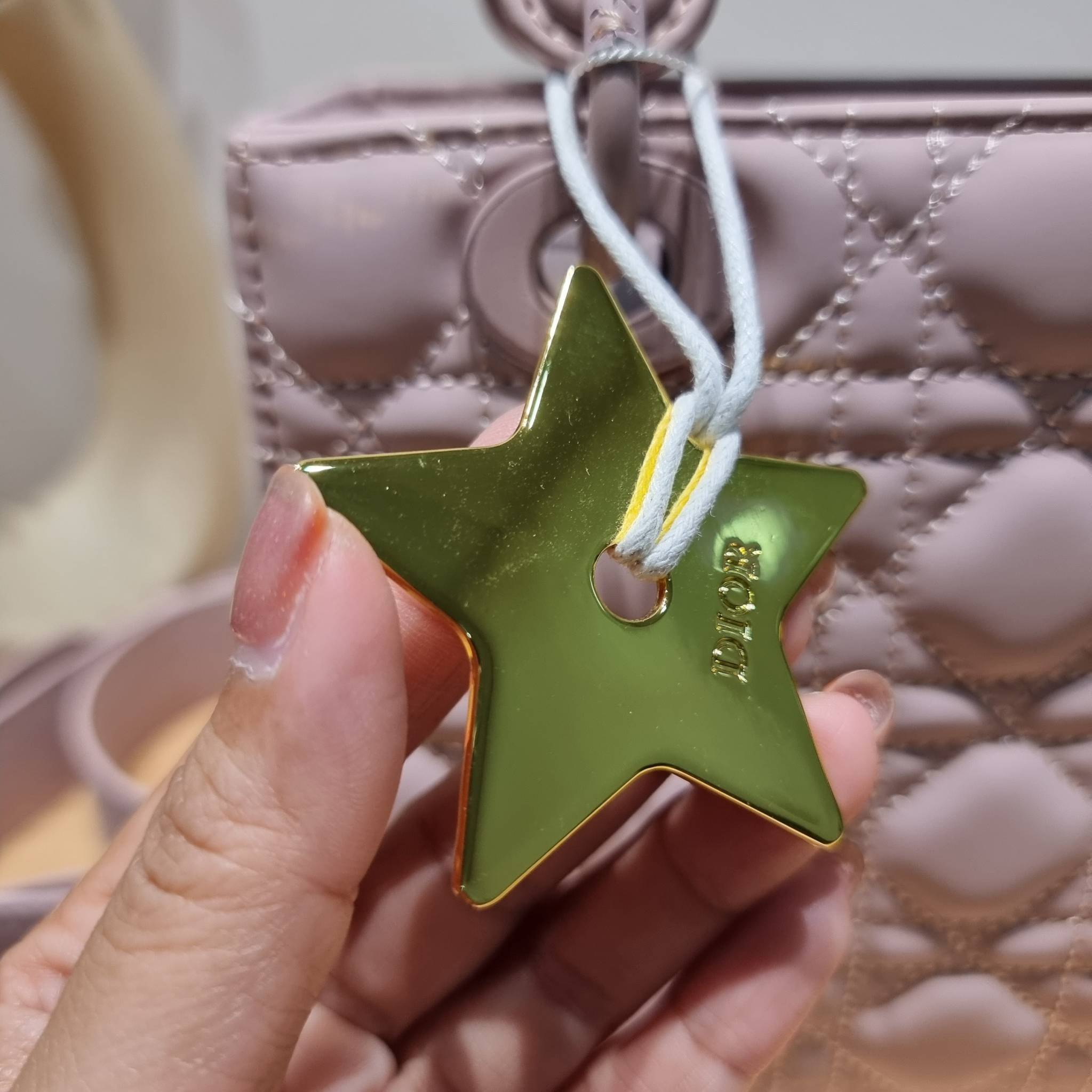 SMALL LADY DIOR MY ABCDIOR BAG Ultramatte Cannage Calfskin / CD LADY ULTRAMATTE BAG พร้อมส่ง กระเป๋าสะพายข้าง ดีไซน์เรียบง่าย แต่แฝงไปด้วยความหรูหรา ทรงกล่องคลาสสิค โดดเด่นด้วยพวงกุญแจอะไหล่สีเดียวกับตัวกระเป๋า ผิวแมทท์ ลายเส้นซ้อนทับสวยงาม