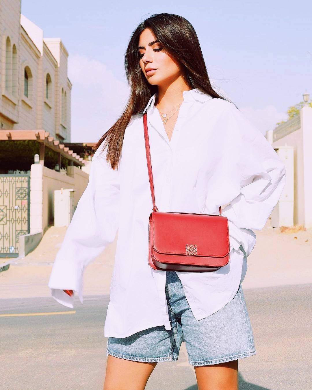 LOEWE CROSSBODYBAG VIP GIFT WITH PURCHASE (GWP) กระเป๋าสะพายพรีเมี่ยมกิ๊ฟ Limited Edition จากน้ำหอม LOEWE DUTY FREE วัสดุหนังแท้ Calf Leather หนังเรียบสวยอยู่ทรงดีไซน์สุดคลาสสิค เปิดปิดด้วยฝาปิดโลโก้แบรนด์อะไหล่ทองหรู ภายในมีช่องแบ่งหลายช่องแยกเป็นสัดส่วน