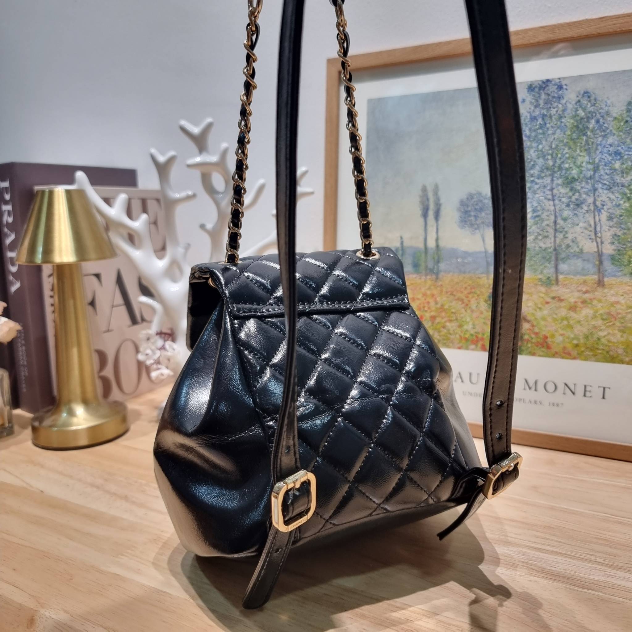 Chanel mini duma backpack กระเป๋าเป้ ไซส์มินิ สุดฮอต น่ารักน่าใช้สุดๆ ไอเท็มยอดฮิต รูปทรงทันสมัย ดีเทลความสวยมากมาย ทั้งสายรูดเก็บปาดกระเป๋า หรือจะช่องเปิดด้านหน้า ก็ดูหรูไปหมด ภายในโล่งกว้าง ใส่ของสำคัญได้