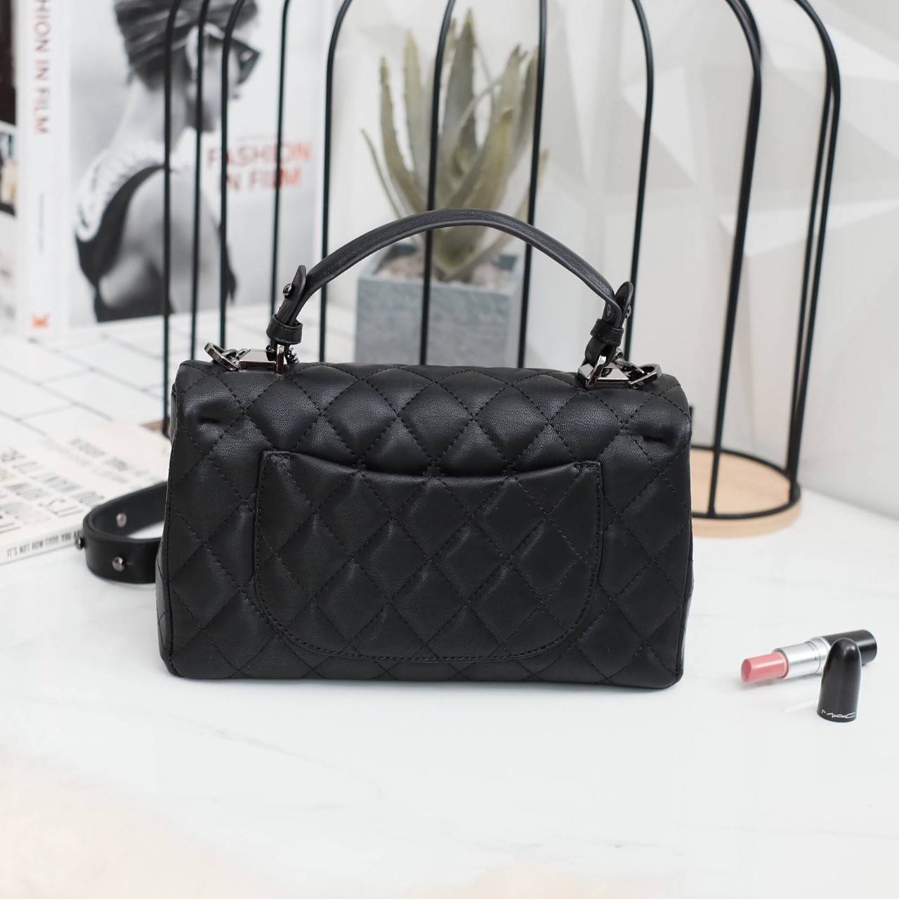 รุ่นขายดี KEEP รุ่น Coco chain handbag ✨ Collectionใหม่ตัวกระเป๋าผลิตจากหนัง Microfiber สวย ทนขึ้นกว่าเดิม การตัดเย็บ นิ่ม ฟู ตึง สวยอยู่ทรงตามแบบฉบับของแบรนด์ รุ่นใหม่ตัวนี้ปักลายตารางสวยหรู การเย็บประณีตทุกตาราง อะไหล่สีดำ เงา เกรดพรีเมี่ยม