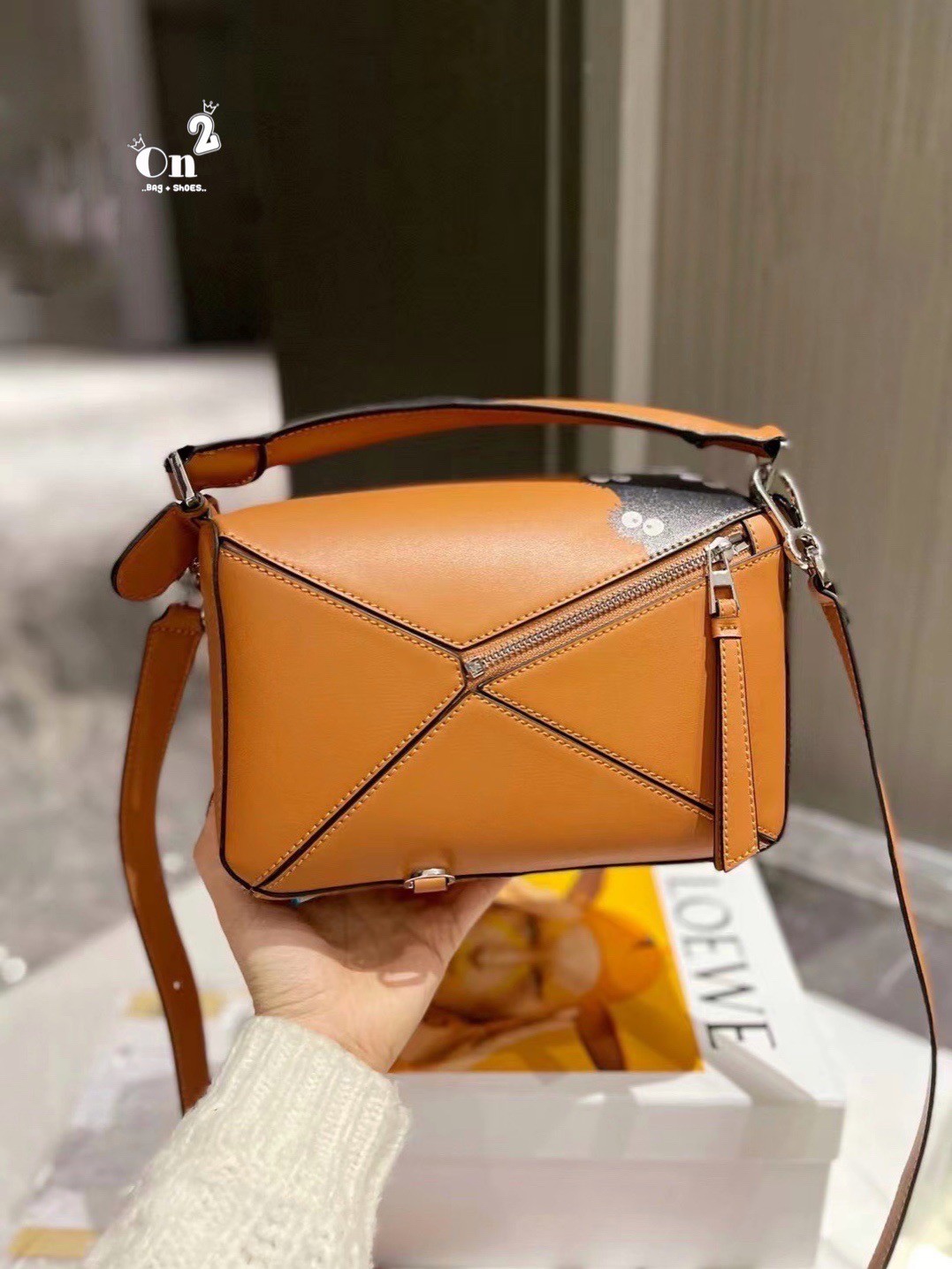 Loewe Puzzle Bag / Loewe X My Neighbor Totoro Puzzle bag การร่วมงานสุดคิวท์ที่น่าจับจอง สำหรับใครที่ชื่นชอบการ์ตูนแอนิเมชั่นญี่ปุ่นอย่าง My Neighbor Totoro การออกแบบคาแร็กเตอร์ที่ใครๆ ต่างก็บอกว่าน่ารัก ล่าสุดก็เป็นที่น่าตื่นเต้นอีกครั้ง เมื่อสตูติโอดังได