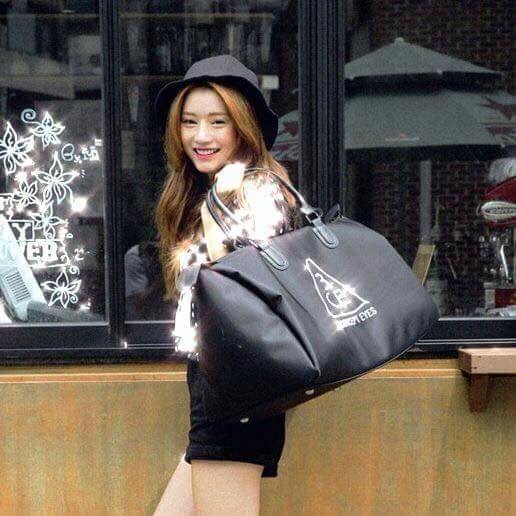 Don't Miss! กระเป๋าเดินทางแบรนด์ดัง 3CE ของแท้จากเกาหลีวัสดุ NYLON เนื้อหนาสีดำสกรีนโลโก้ 3CE ด้านหน้า หูหิ้วหนังแข็งแรงสะพายไหล่ได้ ใบใหญ่จุใจใส่เสื้อผ้า รองเท้าของใช้ได้เยอะ น้ำหนักเบา ดูแลรักษาทำความสะอาดง่าย เปิดปิดด้วยซิปสะดวกใช้ ภายในมีช่องเล็ก