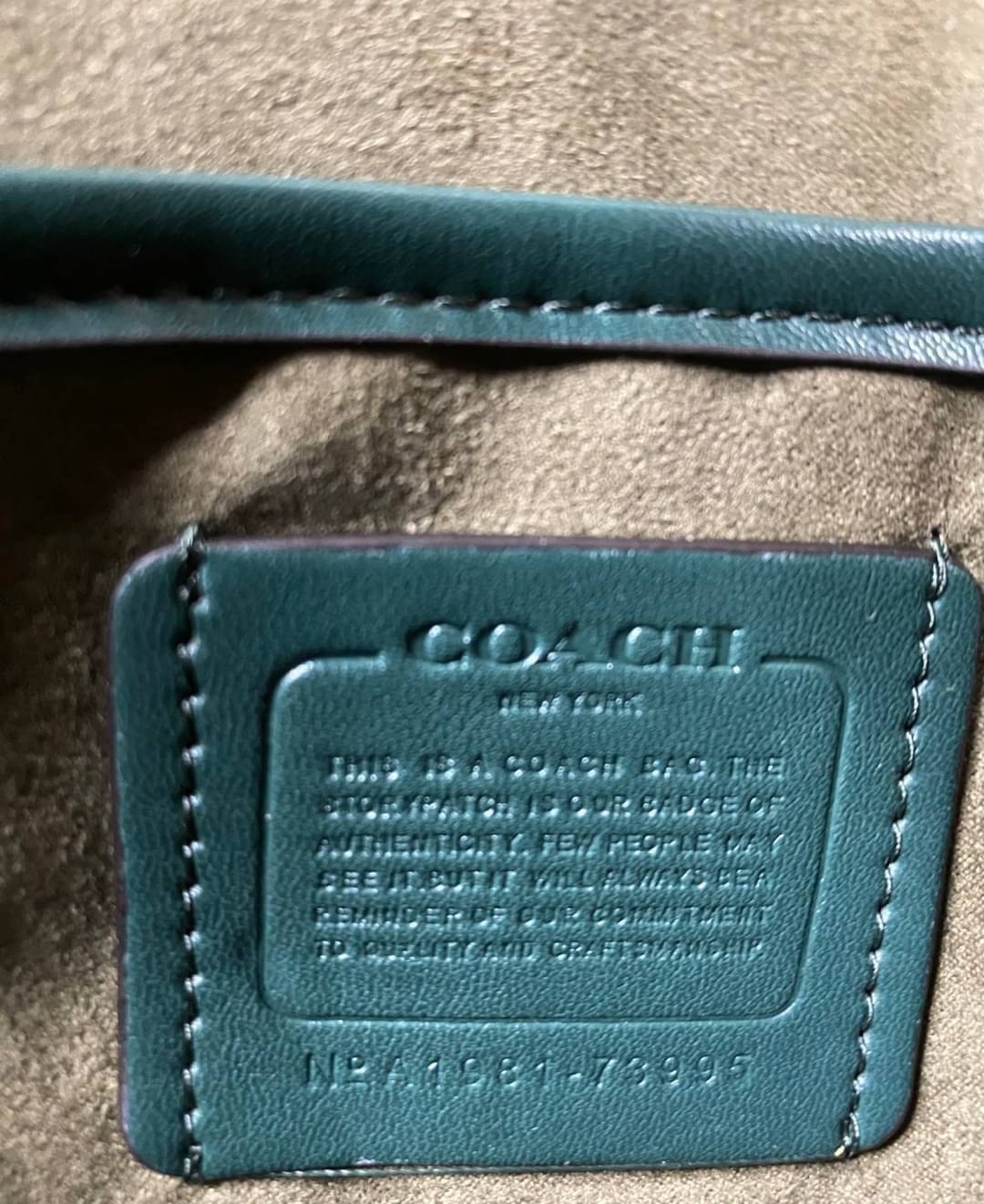 COACH TABBY SHOULDER BAG 26 ((73995)) พัฒนามากจากกระเป๋า Coach รุ่นดังยุค 1970 ทำจากผ้า Canvas เคลือบลายซิกเนเจอร์ หนังลายกรวดและหนังกลับ ด้วยวัสดุคลาสสิค มากับสายที่ถอดได้ถึง 2 สาย ไม่ว่าจะเป็นสายหิ้วหรือสายสะพาย หนังลายกรวดและหนังลูกวัวแบบเนื้อละเอียด แ