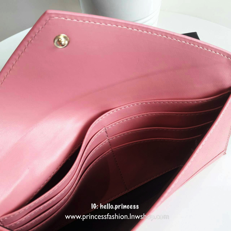 New Arrival~~ กระเป๋าสตางค์ยาวแบบพับ **ทรงหรู จากงานพรีเมี่ยมกิ้ฟ จากเคาเตอร์ต่างประเทศ จากแบรนด์ PRADA ลายหนัง saffiano ของแท้ 100% เปิดปิดฝาพับ มีช่องใส่บัตร 6 ช่อง ด้านในมีช่องใหญ่2ช่อง ใส่ได้ถึงแบงค์พัน หรือจะใส่มือถือได้ถึง Iphone+ และช่องซิปใส่ของจุ