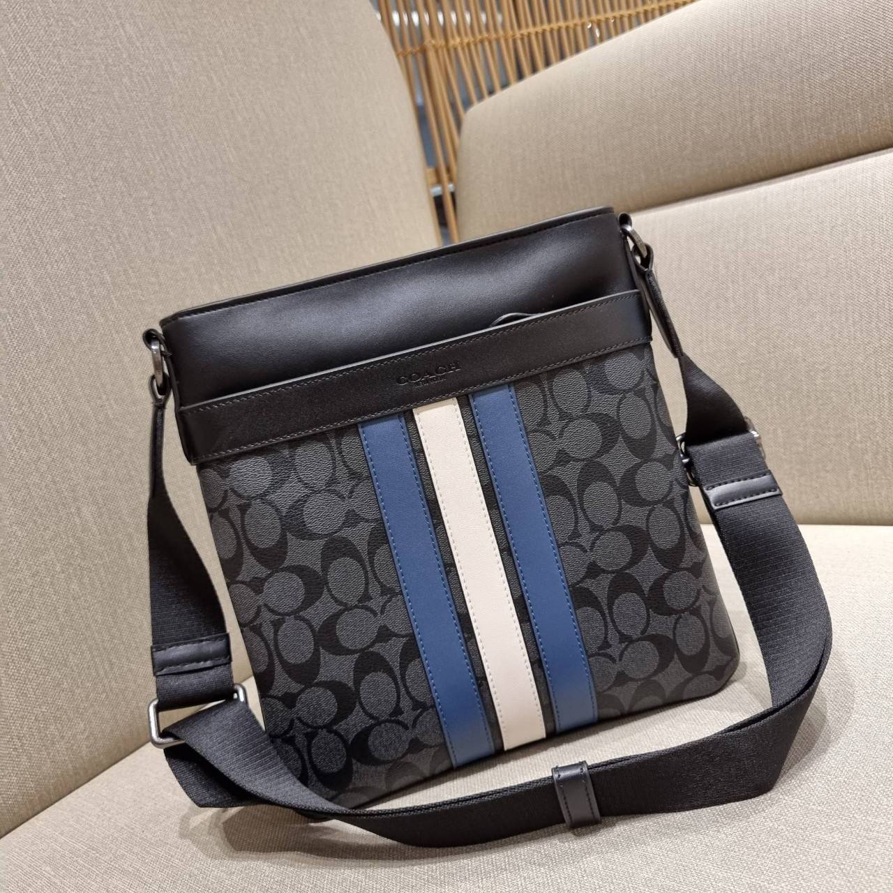 COACH F26068 CHARLES CROSSBODY IN SIGNATURE CANVAS WITH VARSITY STRIPE อีกหนึ่งรุ่นสุดฮิตเอาใจหนุ่มๆ กับดีไซน์แถบสีโดดเด่น กระเป๋าสะพายข้างทรงคลาสสิค ขายดี ไอเท็มทีเด็ด วัสดุหนังแคนวาสเคลือบลายสลับหนังแท้ เปิด-ปิดด้วยซิป และมีช่องแยกแบ่งสัดส่วนด้านหน้ากระ