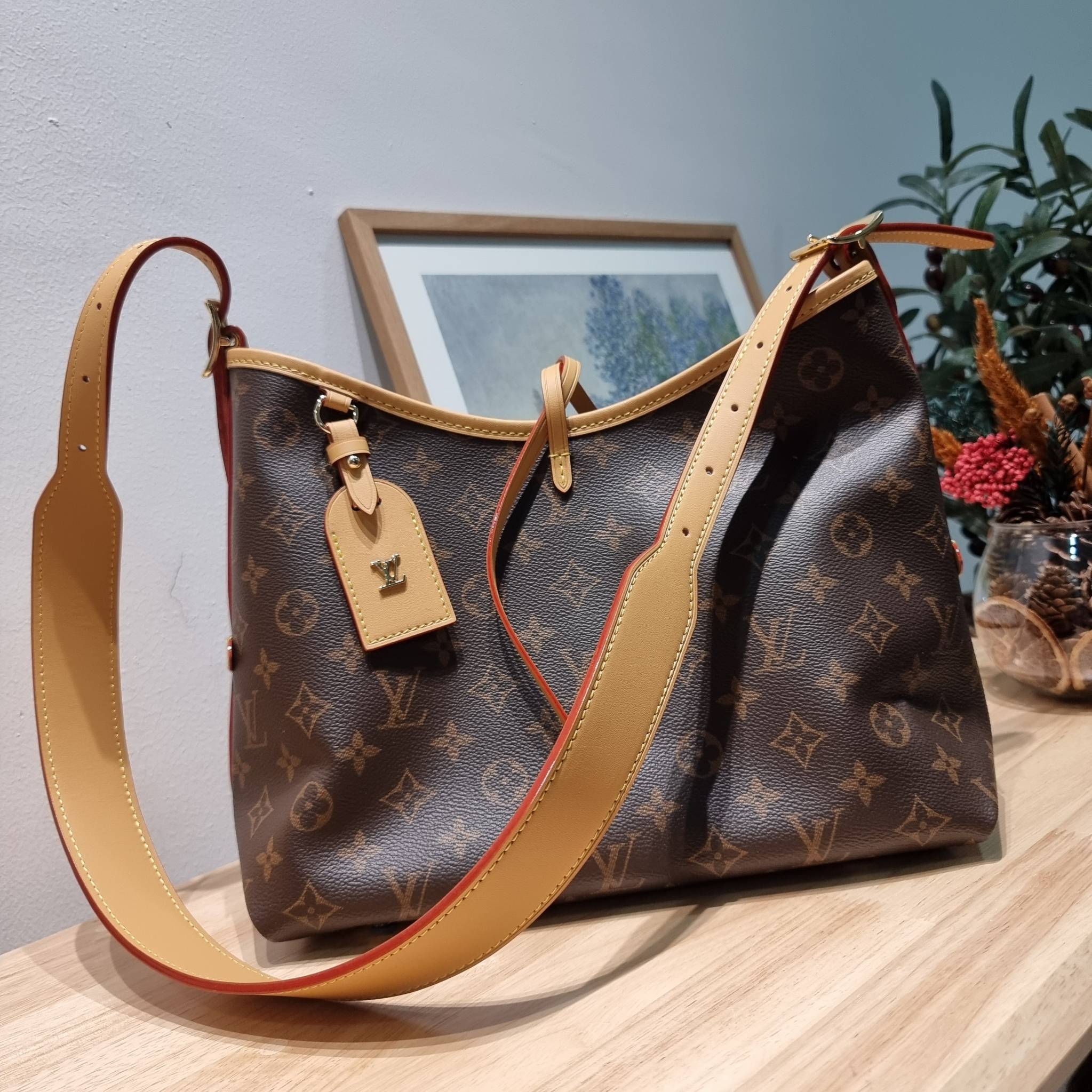 LV CARRYALL PM รุ่นลิมิเต็ดที่สาวๆตามหา กระเป๋าสะพายไหล่ทรงสวย ดีไซน์เรียบง่ายคลาสสิค หรู ดูผู้ดี รูปทรงใช้งานง่าย มาพร้อมใบลูก ไว้เก็บของจุกจิก วัสดุหนังแคนวาส ปากกระเป๋ามีสายหนังผูกกันของหล่นได้และยังมีกระดุมแม่เหล็กอีกด้วย สายสะพายถอดปรับได้ ภายในโล่งก