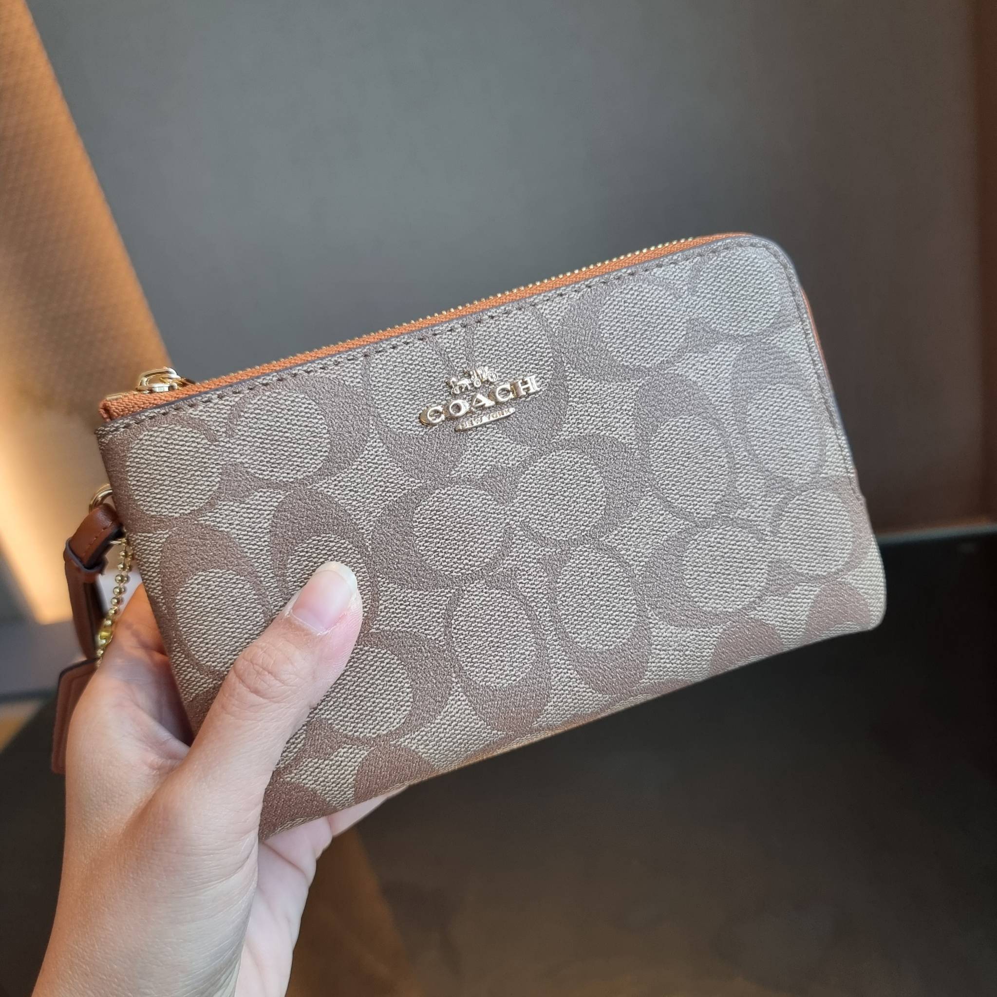 COACH F87591 DOUBLE CORNER ZIP WALLET IN SIGNATURE COATED CANVAS คล้องมือรุ่น 2 ซิป!! มาแล้วจ้า 🌟🤗 ไซส์นี้คือเหมาะมือจริงๆ พกง่ายเช่นเคย ไม่ต้องกังวลว่าจะเกะกะหรือกินพื้นที่กระเป๋าหลัก วัสดุหนังแคนวาสเคลือบลาย มีช่องหลักแยก 2 ช่อง ภายในบุผ