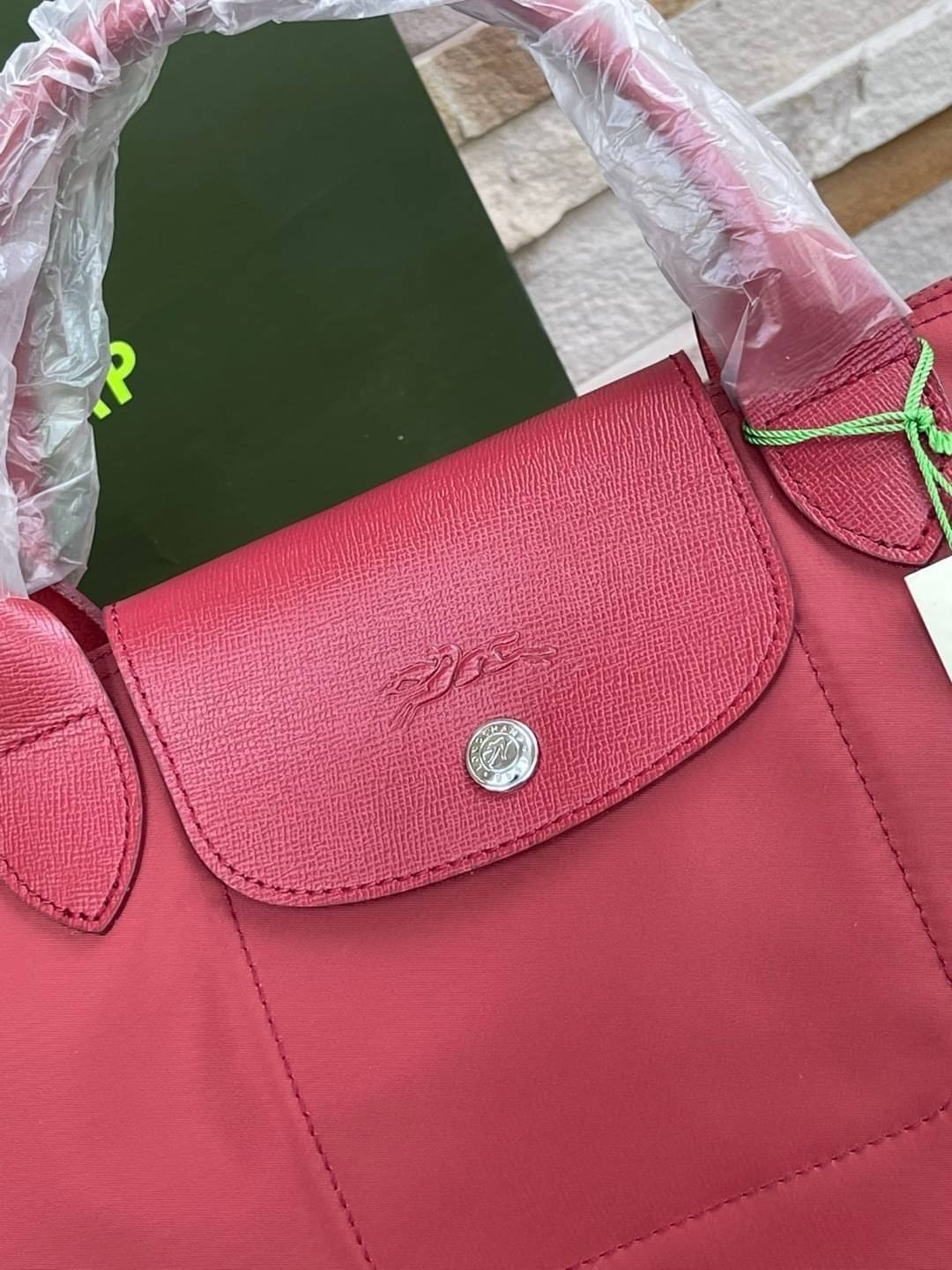 8สี พร้อมส่ง Longchamp LE PLIAGE NÉO TOP HANDLE BAG (medium size) อีกหนึ่งรุ่นยอดนิยม ที่สาวๆ ต้องมีไว้เก็บไว้สักใบ กระเป๋าโท้ทใบนี้ มาพร้อมกับสีที่มีสไตล์เรียบง่าย มีสายสะพายยาวปรับสั้นยาวได้ช่วยให้คุณสามารถสะพายไหล่ได้อย่างสบาย ในตัวสายปักโลโก้อันเป็นสั
