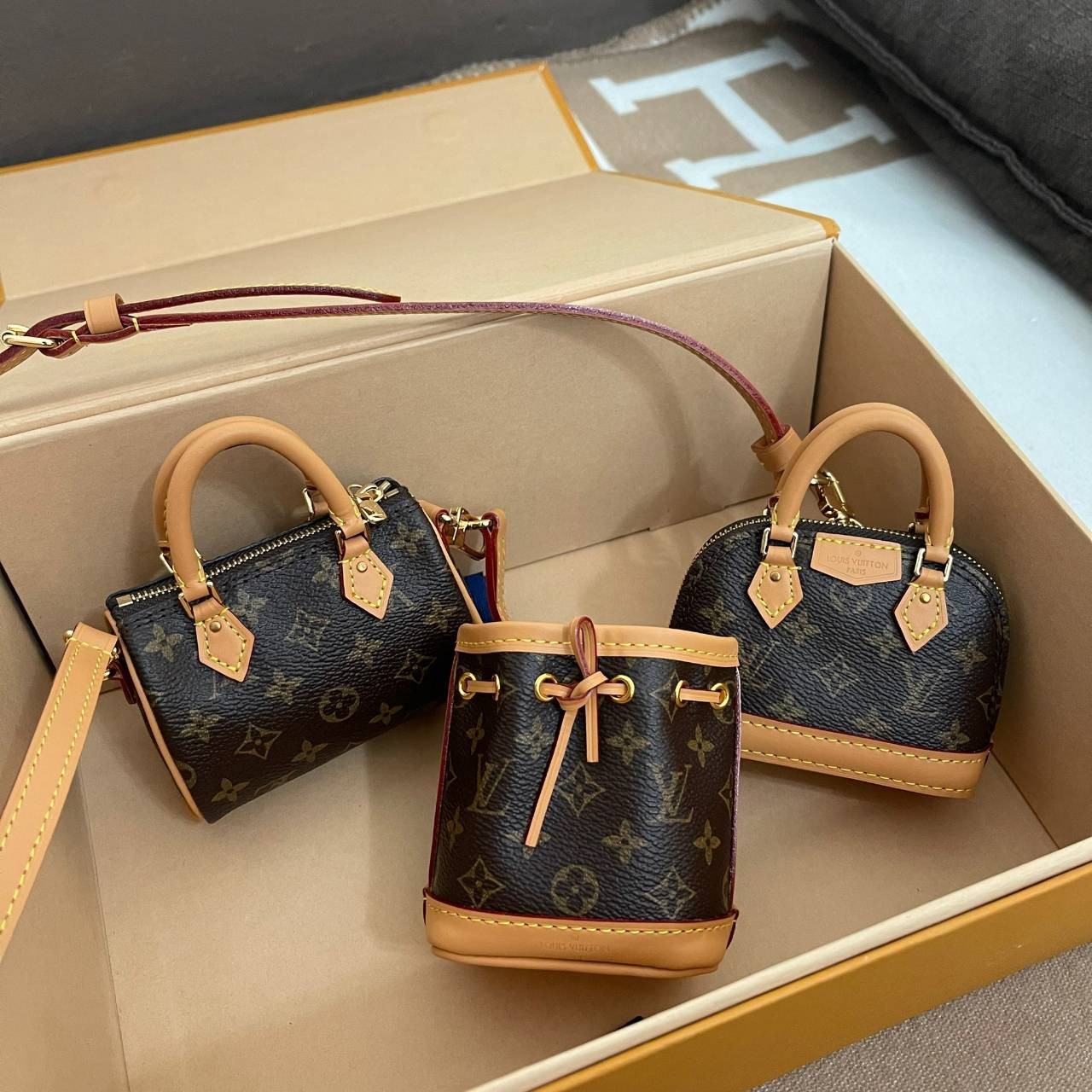ORI 🥂 LV Trio Mini Icones Monogram Canvas เกรดสลับใช้แทนใบจริงได้ งานเกรดเทพออริจินอลสวยมาก ใช้ได้หลากหลายสไตล์ จะสะพายใบเดียว สองใบ หรือสามใบ หรือจะใช้เป็นพวงกุญแจที่คล้องมือหรือจะใช้เป็น Charm กระเป๋าก็ได้ คือคุ้มมากใน1 set ใหม่ล่าสุดเลยค่ะ น่าร