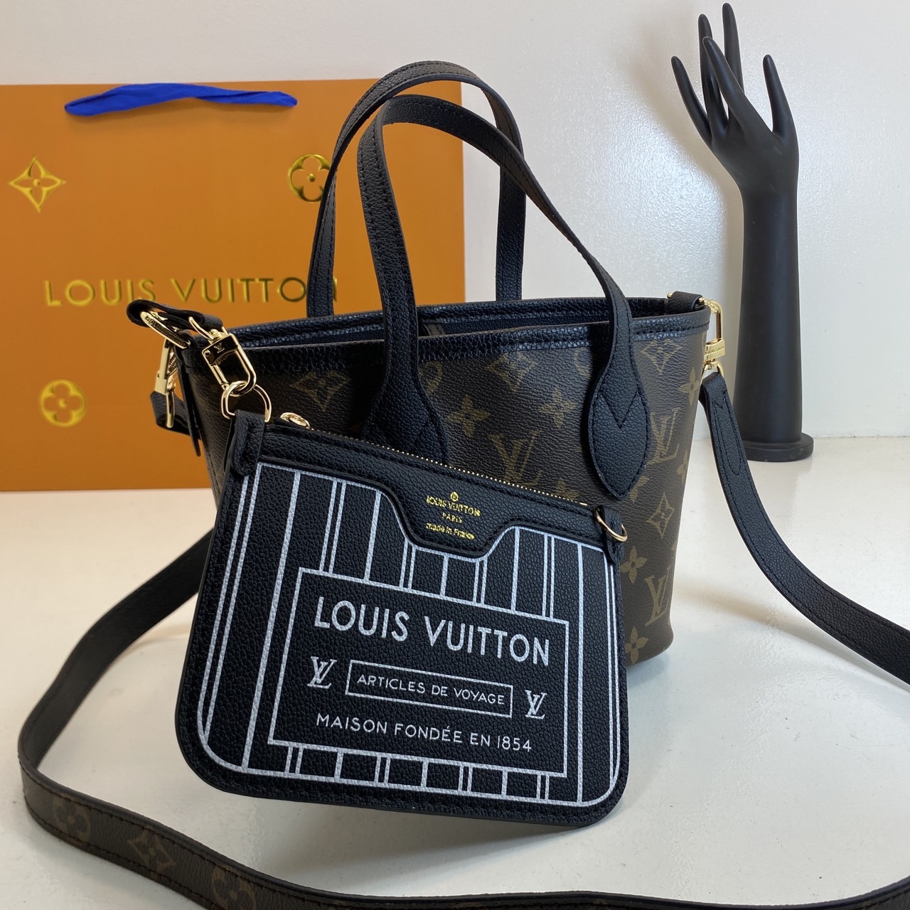 LV Neverfull Bandoulière Inside Out BB Bag กระเป๋าทรงโท้ทไซส์เล็ก พร้อมใบลูกพิมพ์ลายแบรนด์สุดไอคอนิก ดีไซน์ใช้งานได้ทั้งสองด้าน