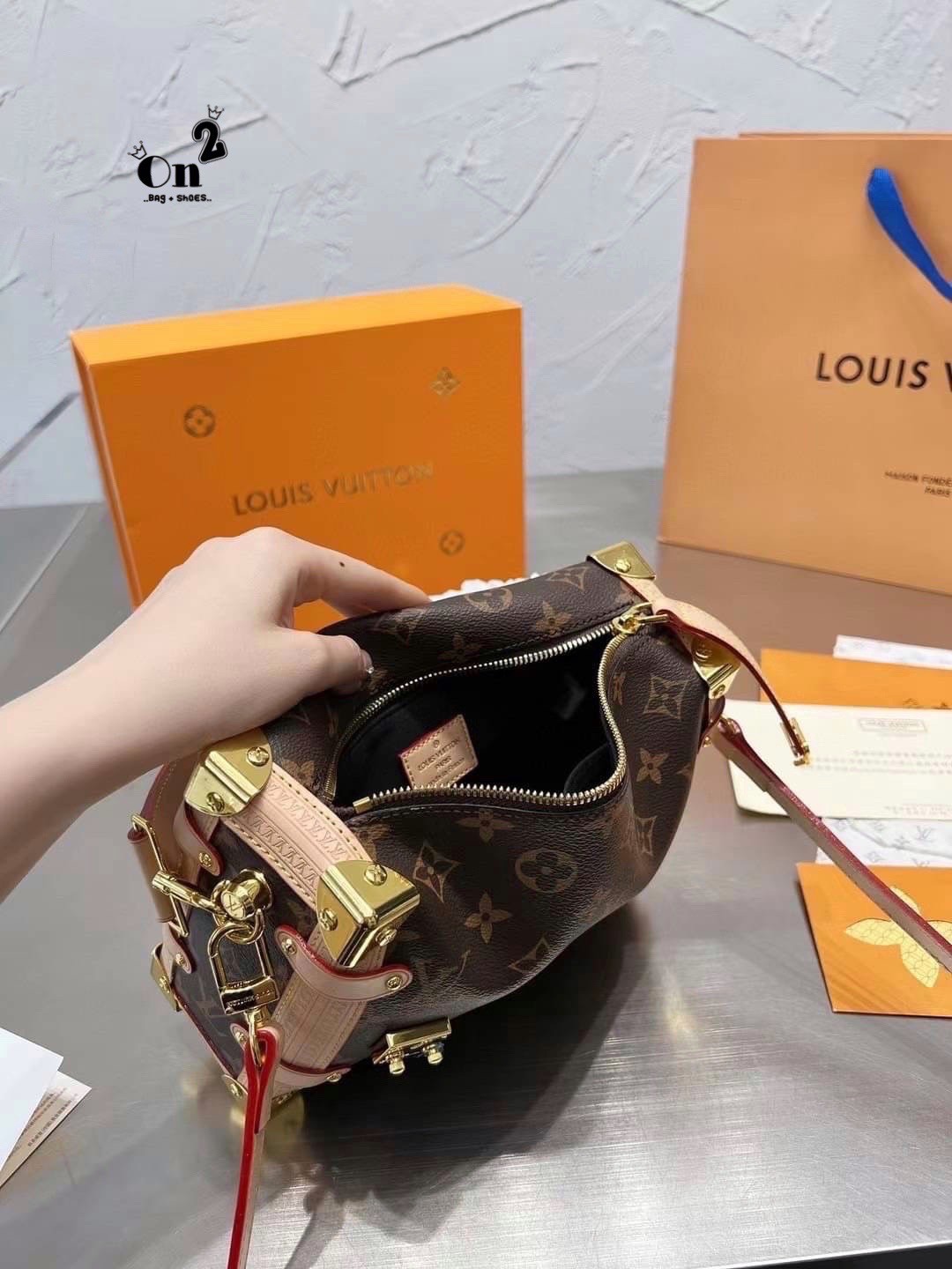 LV Side trunk pm / LV Soft Box Side Trunk Ladies Shoulder Messenger Bag กระเป๋าสะพายทรงกล่อง ที่สาวๆเรียกร้อง วัสดุหนังแคนวาส ดีไซน์ทุกอย่างได้ลงตัว หรูหรา อัพลุคได้ทุกสไตล์ ราคาสุดคุ้ม รุ่นนี้เป็น unisex ด้วยน้า ใช้ได้ทั้งหนุ่มๆและสาวๆไปเลย