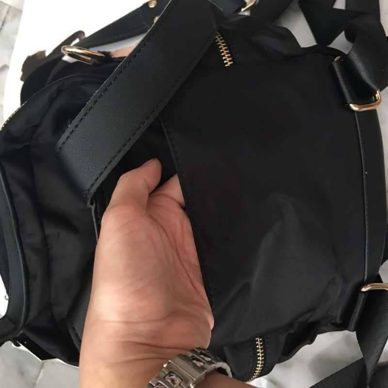 Keep Rouget Backpack กระเป๋าเป้ทรงน่ารักจากแบรนด์ ปรับสะพายได้หลายแบบ มาพร้อมพวงกุญแจ smile bag วัสดุจากผ้าไนล่อนเนื้อดี ตีลายตาราง น้ำหนักเบา ตัวกระเป๋ามีสายสั้น ให้เพิ่มอีก 1 สาย สำหรับสะพายไหล่ ขนาดกำลังดี ใส่กระเป๋าสตางค์ใบยาว, มือถือได้ทุกรุ่น มีช่อง