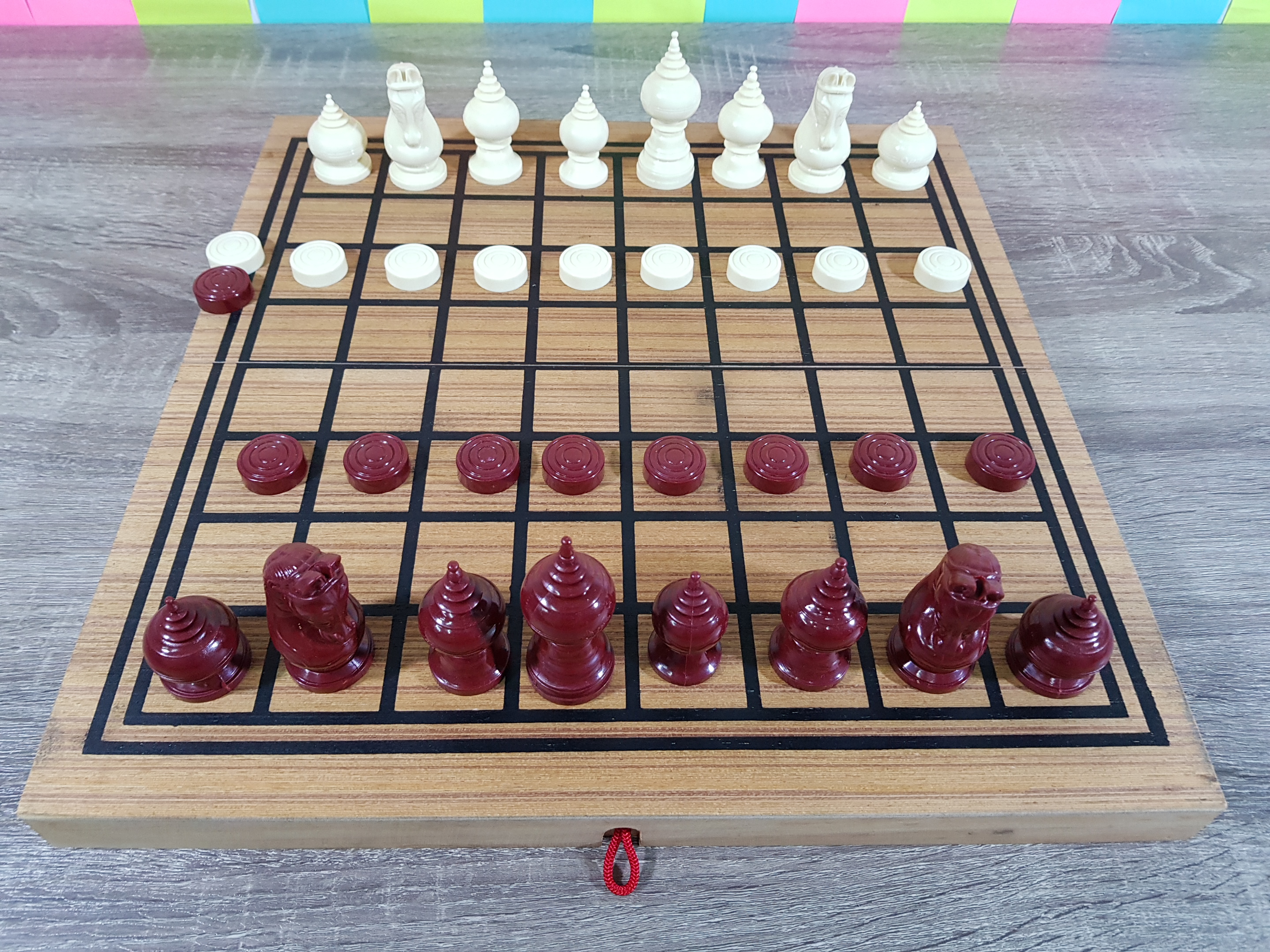 ตัวหมากรุกไทยพลาสติกเกรดพรีเมี่ยมพร้อมกระดานช่อง4x4cm.