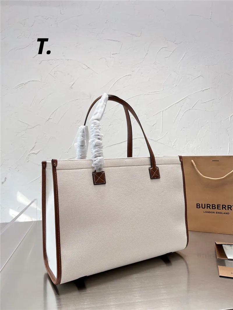BURBERRY Leather-trimmed embroidered canvas tote / BURBERRY FRAGRANCES LARGE TOTE BAG / BURBERRY Freya Tote Bag วัสดุ Canvas & Leather ดีไซน์สวยอยู่ทรงสไตล์ Casual ด้านหน้ามีช่องใส่ของ ภายในโล่งกว้างและจุสุดๆสามารถใส่เอกสารA4 หนังสือ ของใช้ได้เยอะ หูหิ้วห
