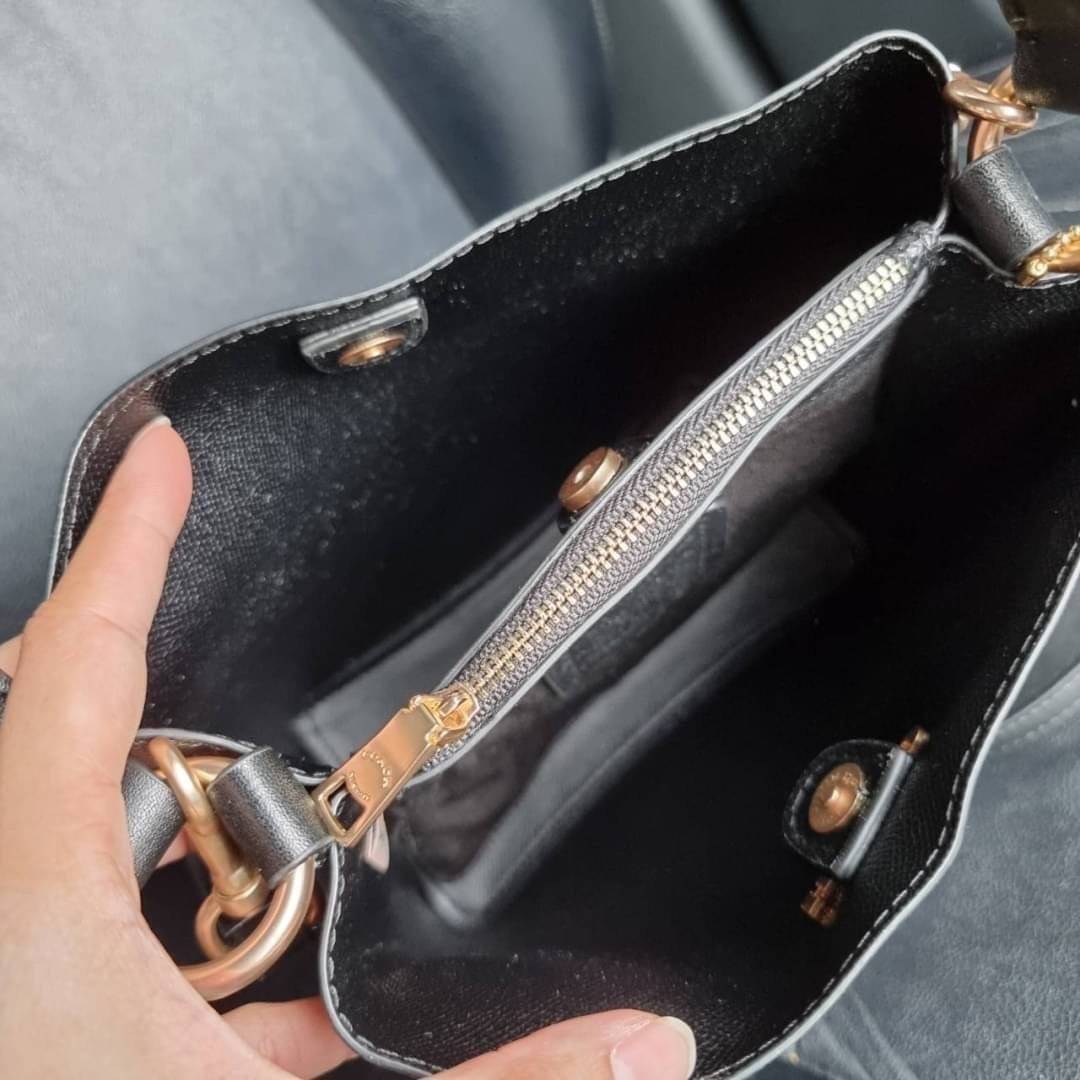 COACH 2312 SMALL TOWN BUCKET BAG IN SIGNATURE CANVAS รุ่นยอดนิยมใบเล็กมาครบสีแล้วจ้า กระเป๋าทรงบัคเก็ต สีผู้ดี๊ผู้ดี ตัวกระเป๋าดีไซน์คลาสสิคลายซี ดูโดดเด่น วัสดุหนังแคนวาสเคลือบลาย สวยคมทุกมุมจริงๆ!! เปิด-ปิดด้วยกระดุมแม่เหล็กทั้ง 2 ฝั่ง ภายในเป็นช่องโล่ง