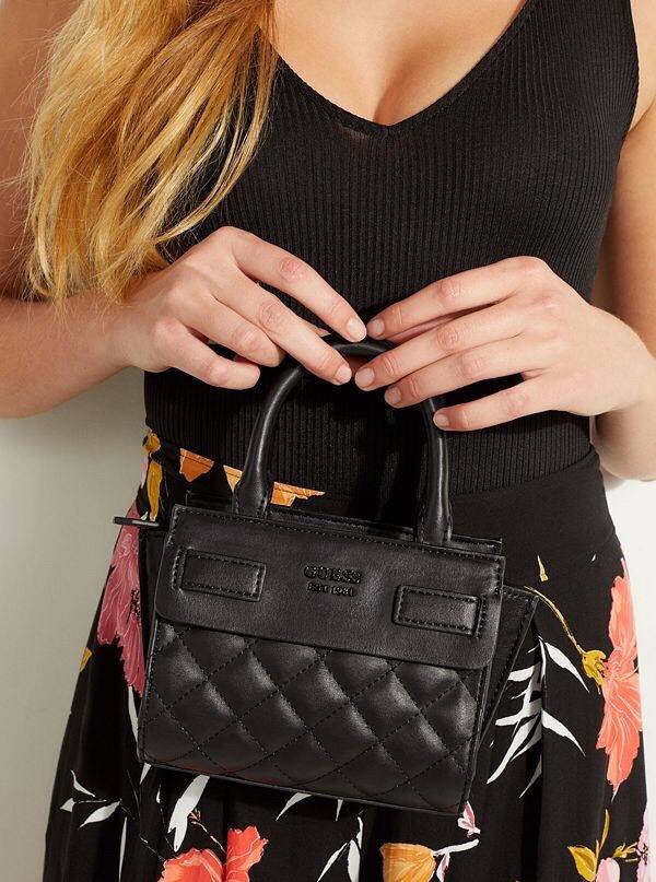 GUESS ELLIANA QUILTED MINI SATCHEL BAG กระเป๋าสะพายรุ่นยอดนิยม วัสดุ PU คุณภาพดี นิ่ม น้ำหนักเบาด้านหน้าประดับด้วยโลโก้แบรนด์สุดหรู เปิดปิดกระเป๋าด้วยซิปสะดวกใช้ ด้านในกว้างมีช่องซิปสำหรับใส่ของ ใส่มือถือได้ทุกรุ่น ซับในลายแบรนด์ สายสะพายหนังเลื่อนปรับระด